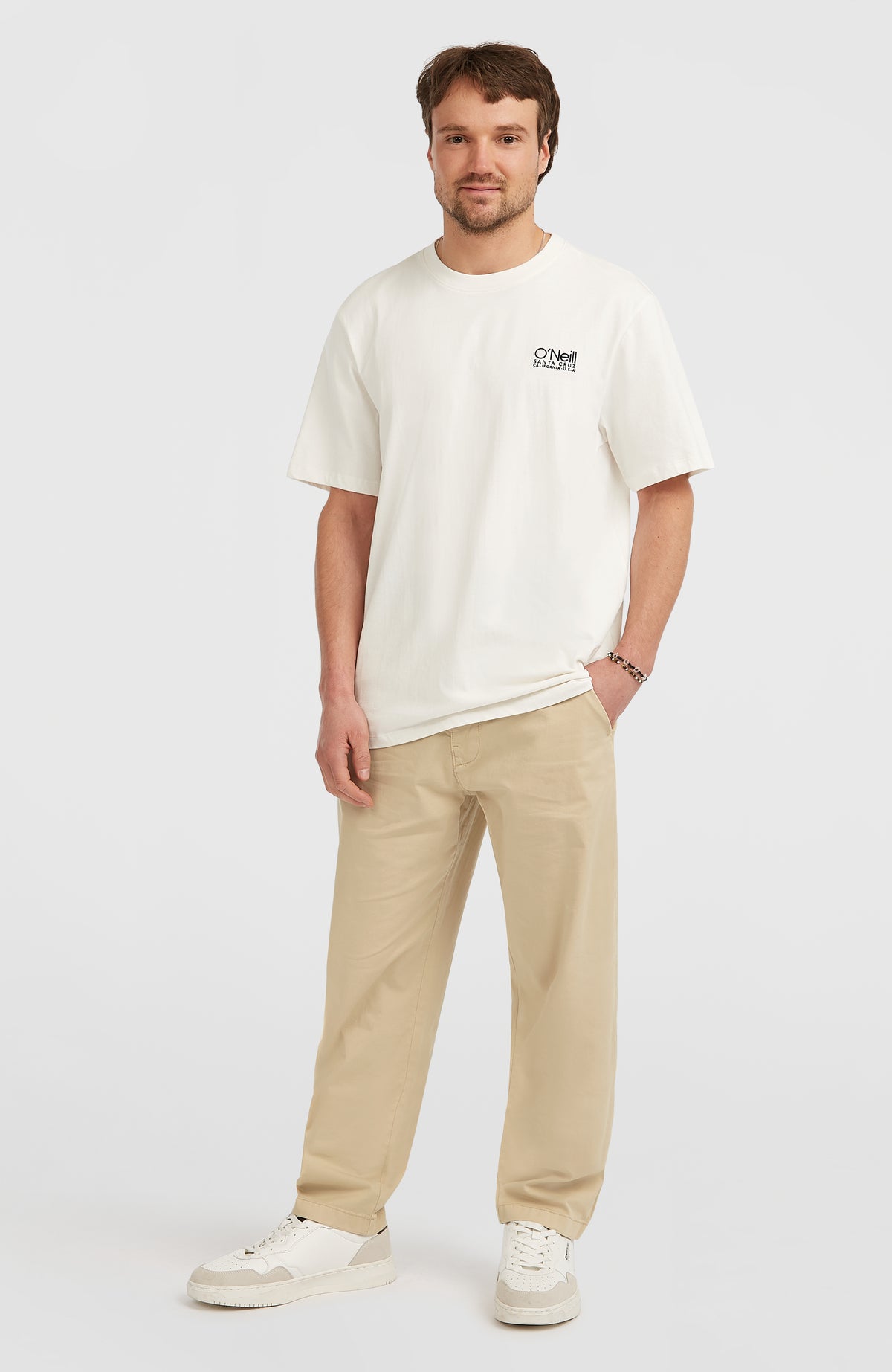 Original Cali Logo T-Shirt für Herren, weiß mit Logo-Print in Schwarz, Ganzkörperansicht von vorne am Model