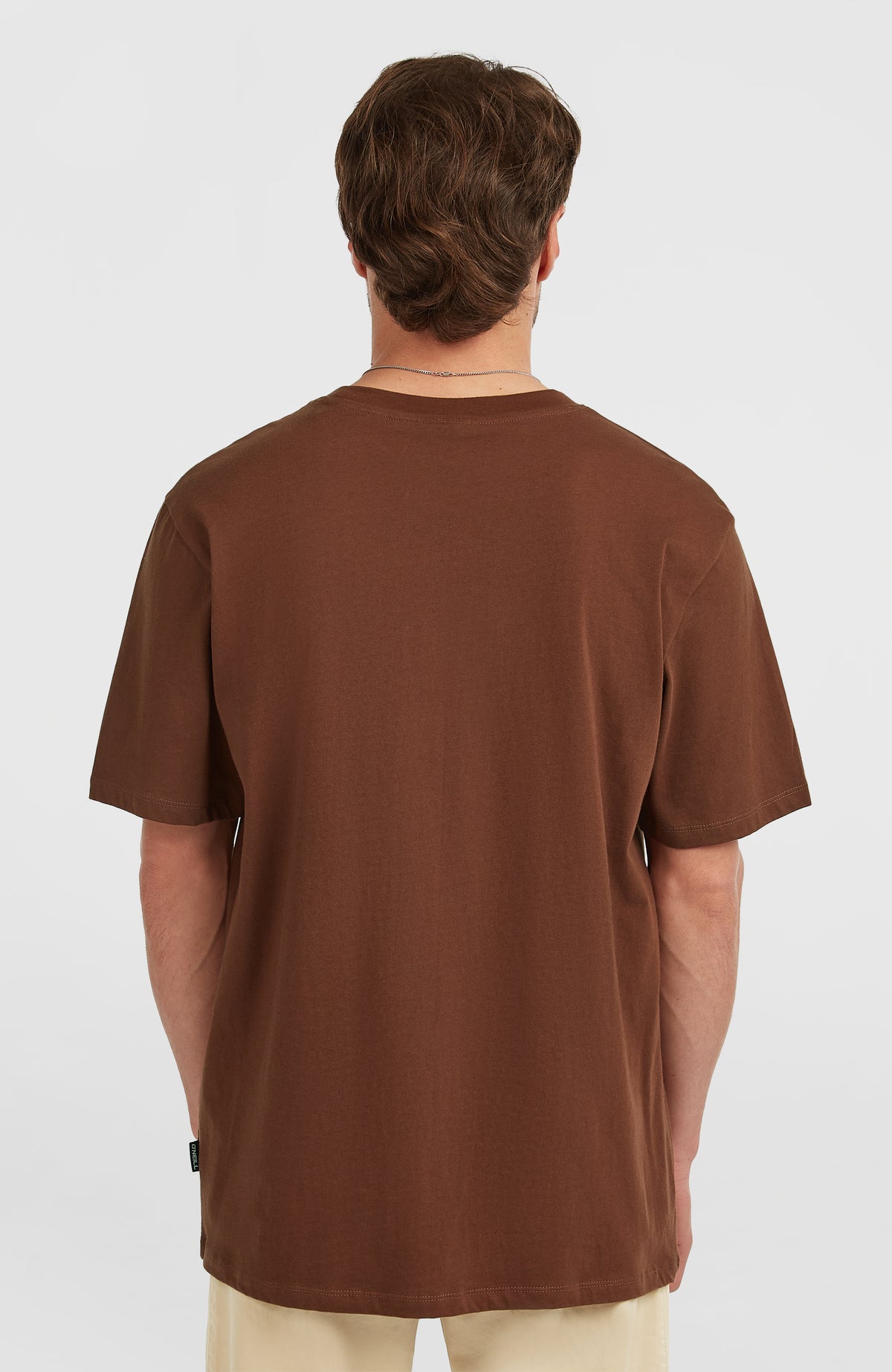 Original Cali Logo T-Shirt für Herren, braun, Rückansicht am Model mit dezentem Logo-Etikett an der Seitennaht