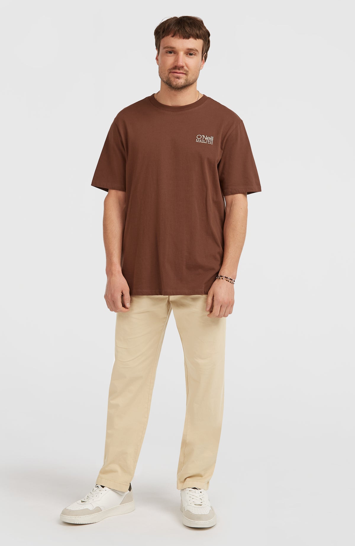 Original Cali Logo T-Shirt für Herren, braun mit Logo-Print in Weiß, Ganzkörperansicht am Model