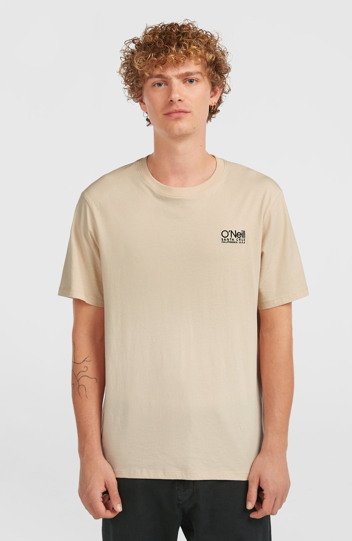 O'Neill Original Cali Logo T-Shirt für Herren, beige mit Logo-Print in Schwarz, Vorderansicht am Model