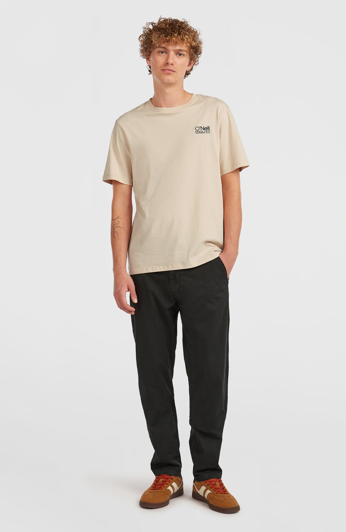 Original Cali Logo T-Shirt für Herren, beige mit Logo-Print in Schwarz, Ganzkörperansicht am Model