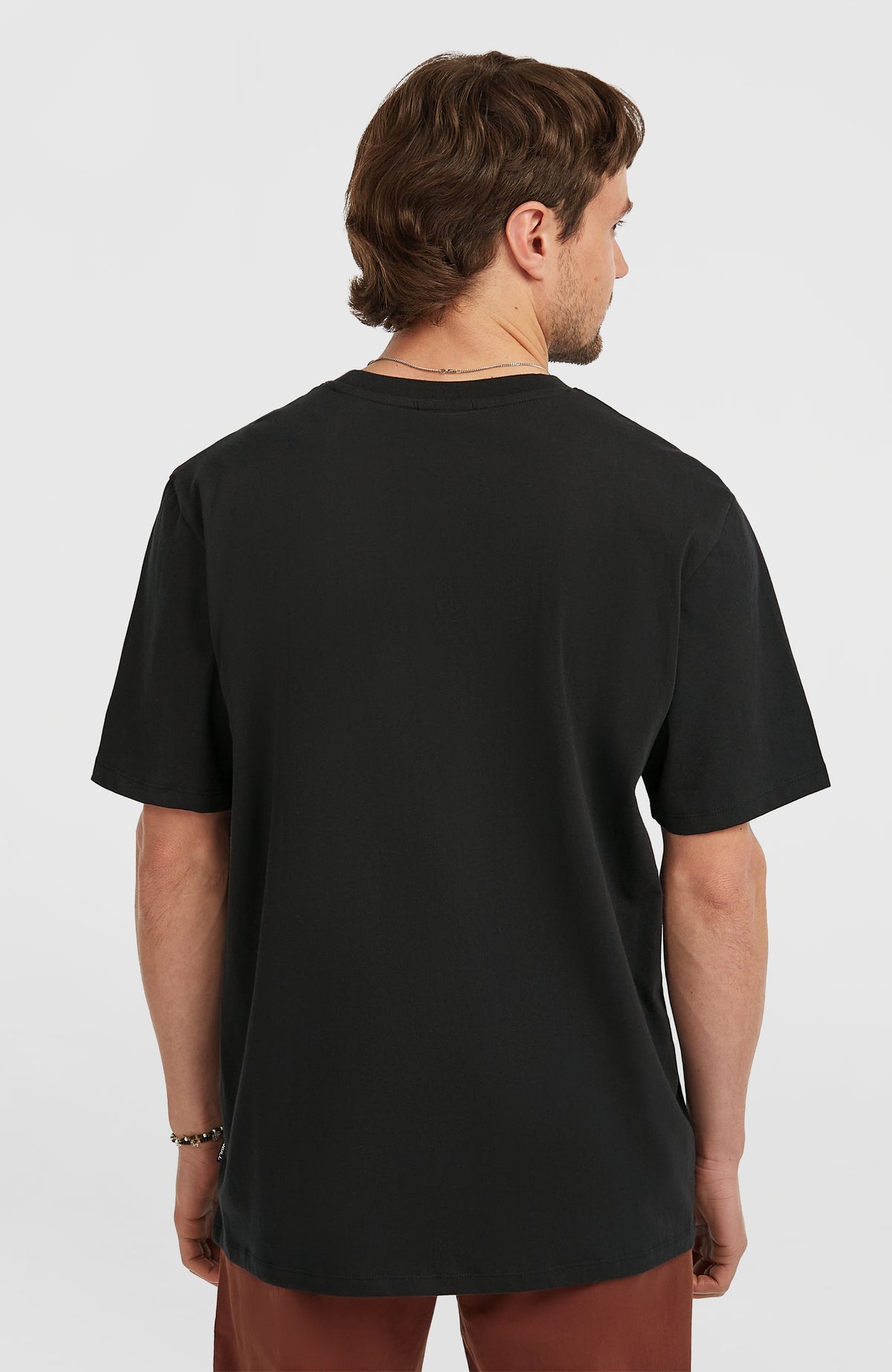 Original Cali Logo T-Shirt für Herren, schwarz mit Logo-Print in Weiß, Rückansicht am Model
