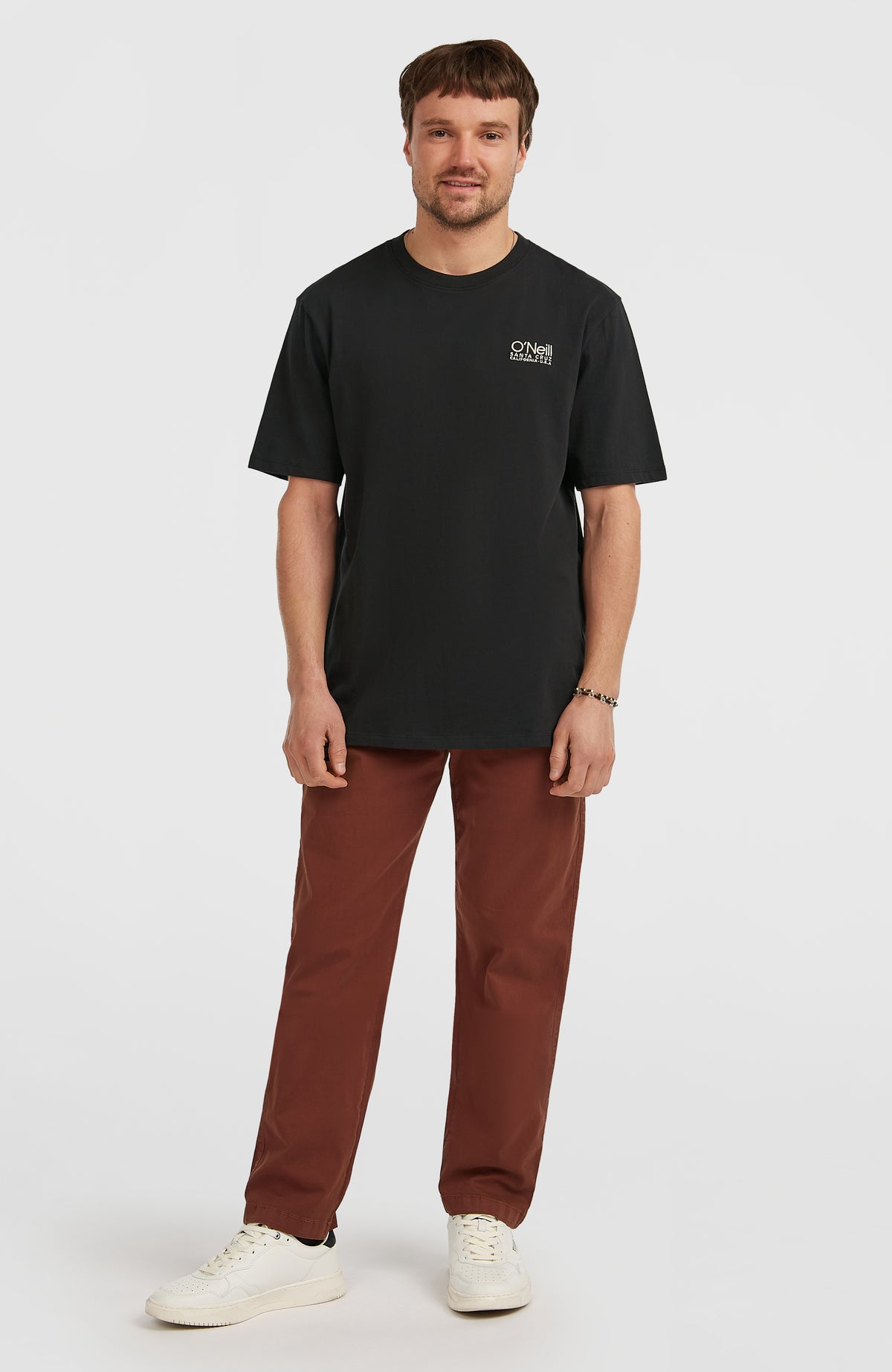 Original Cali Logo T-Shirt für Herren, schwarz mit Logo-Print in Weiß, Ganzkörperansicht am Model