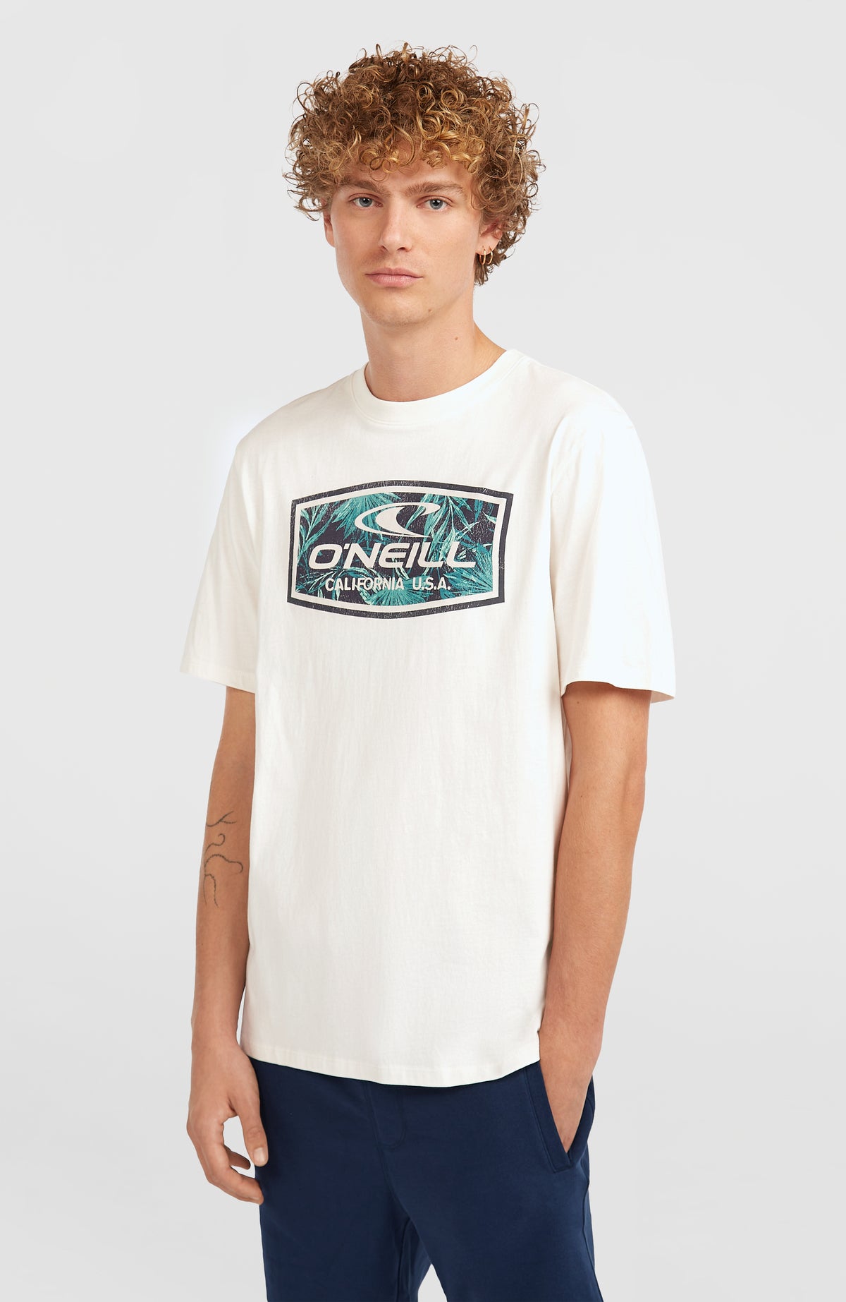 O'Neill Graphic T-Shirt für Herren, weiß mit Logo-Print in Grün und Schwarz, Vorderansicht am Model