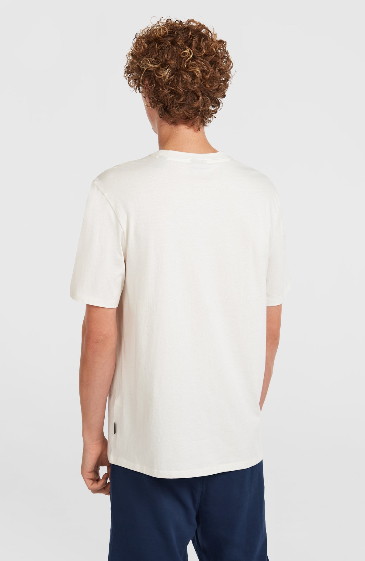 Graphic T-Shirt für Herren, weiß, Rückansicht am Model mit Rundhalsausschnitt
