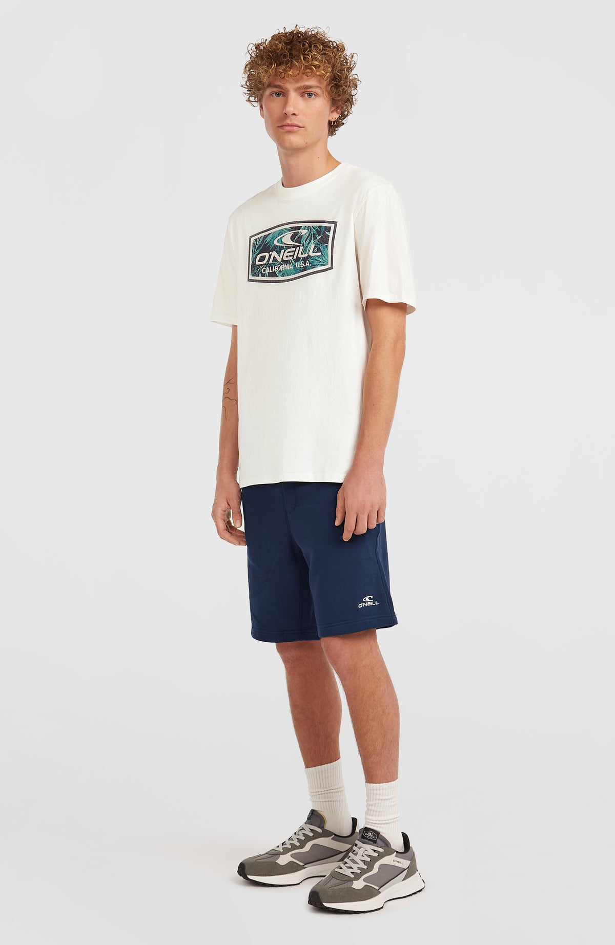 Graphic T-Shirt für Herren, weiß mit Logo-Print in Grün und Schwarz, Ganzkörperansicht am Model