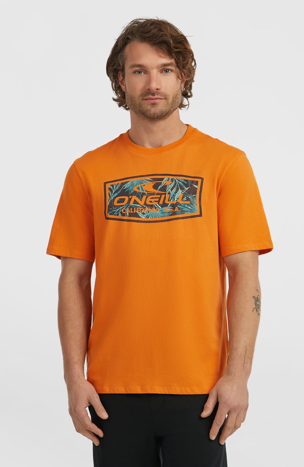 O'Neill Graphic T-Shirt für Herren, orange mit Logo-Print in Türkis, Vorderansicht am Model