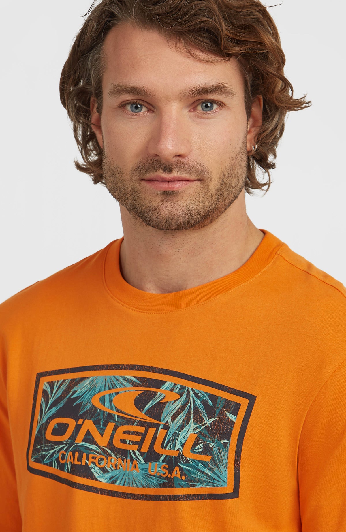 Graphic T-Shirt für Herren, orange, Nahaufnahme des Logo-Prints und Rundhalsausschnitts am Model