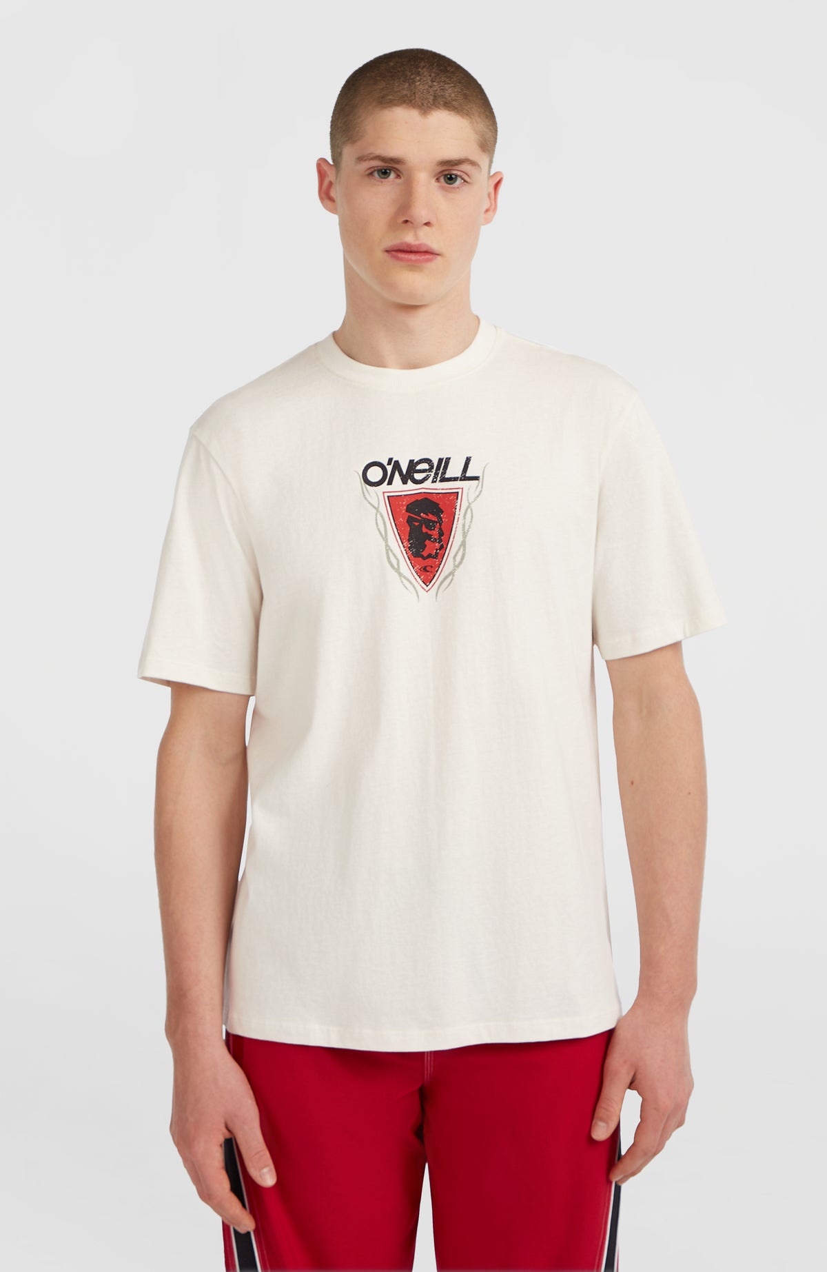 O'Neill Re-Issue Graphic T-Shirt für Herren, weiß mit Logo-Print in Rot und Schwarz, Vorderansicht am Model