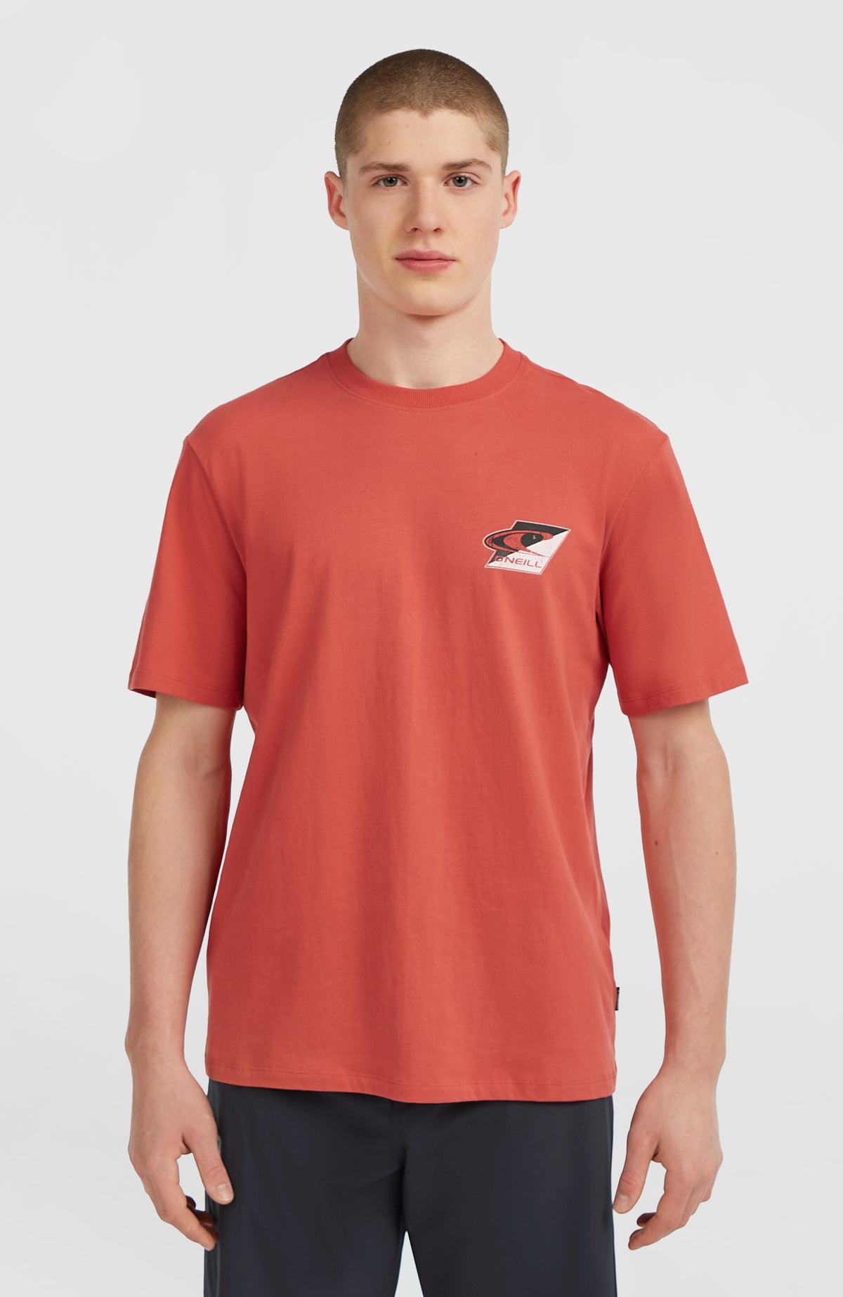 O'Neill Re-Issue Graphic T-Shirt für Herren, rot mit Logo-Print in Schwarz und Weiß, Vorderansicht am Model