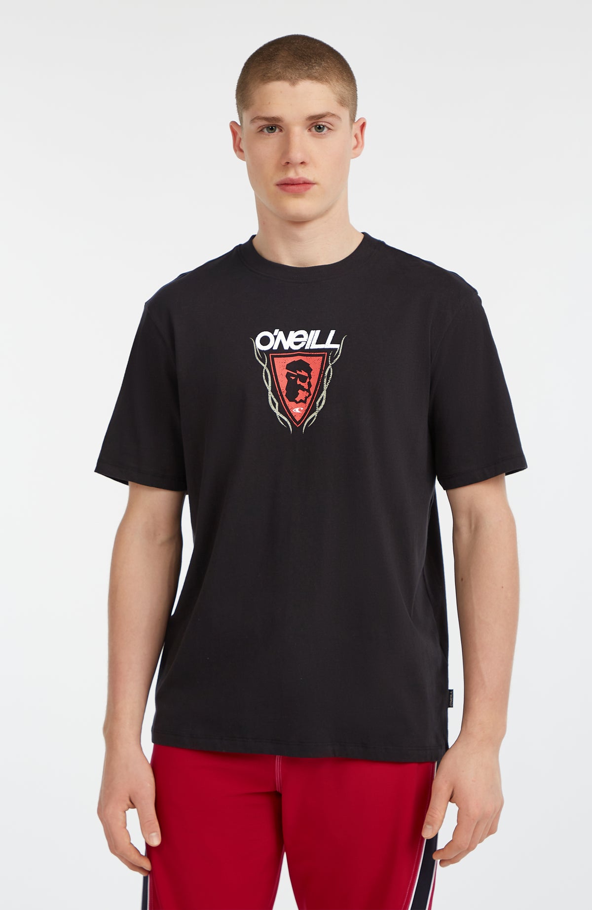 O'Neill Re-Issue Graphic T-Shirt für Herren, schwarz mit Logo-Print in Weiß und Rot, Vorderansicht am Model
