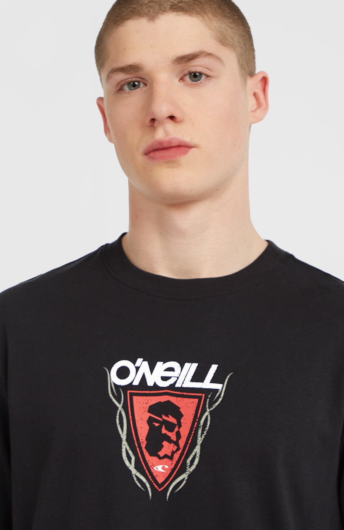 Nahaufnahme des Rundhalsausschnitts am schwarzen Re-Issue Graphic T-Shirt für Herren mit Logo-Print in Weiß und Rot