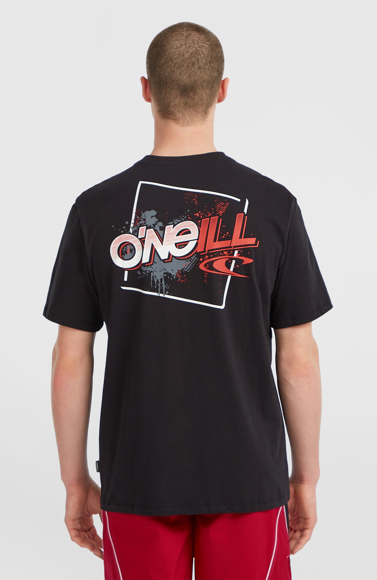 Re-Issue Graphic T-Shirt für Herren, schwarz mit Logo-Print in Weiß und Rot, Rückansicht am Model mit großem Rückenprint