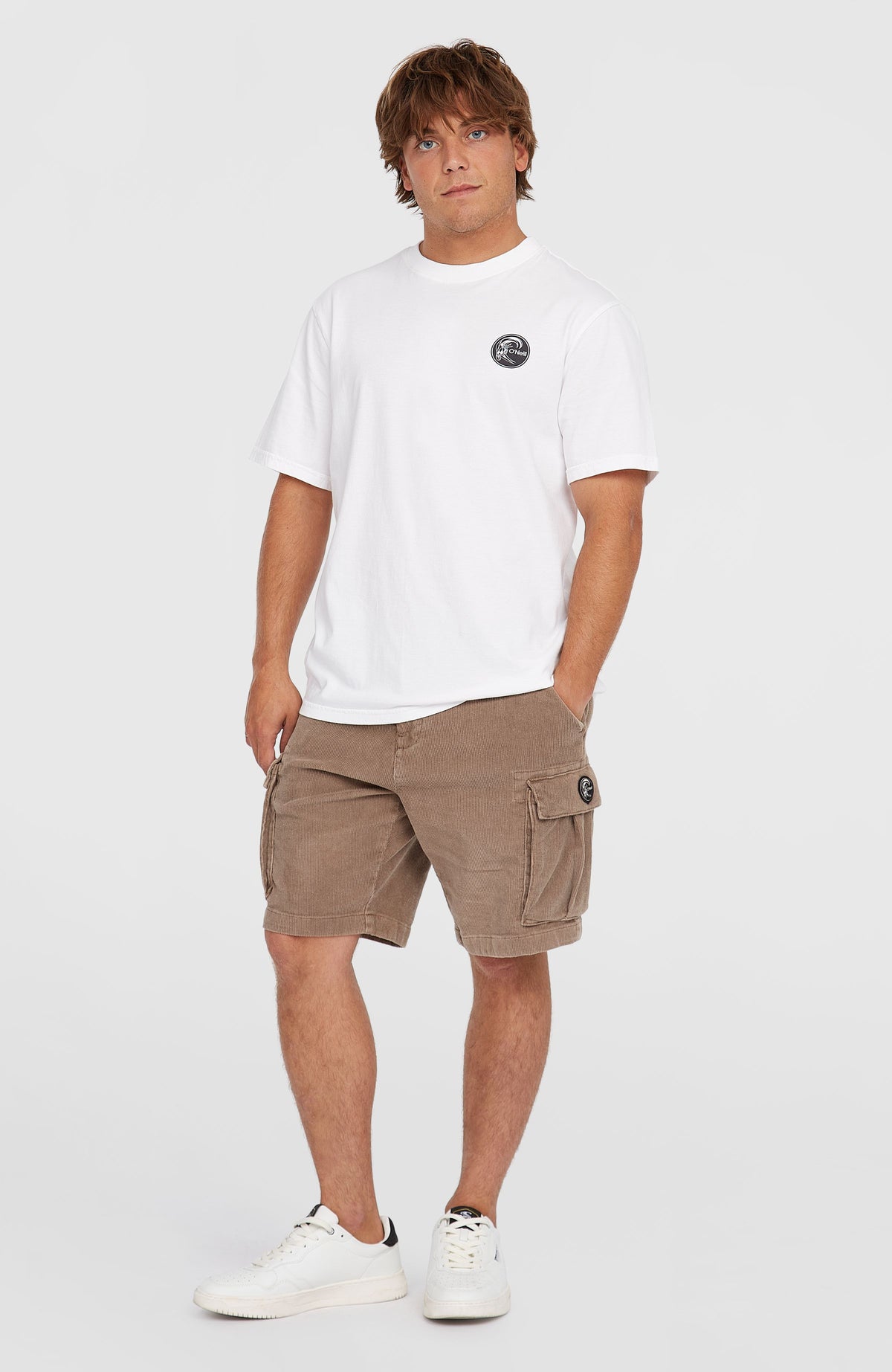 O'Riginals Surf Shop T-Shirt für Herren, weiß mit Grafik-Print in Schwarz, Ganzkörperansicht am Model