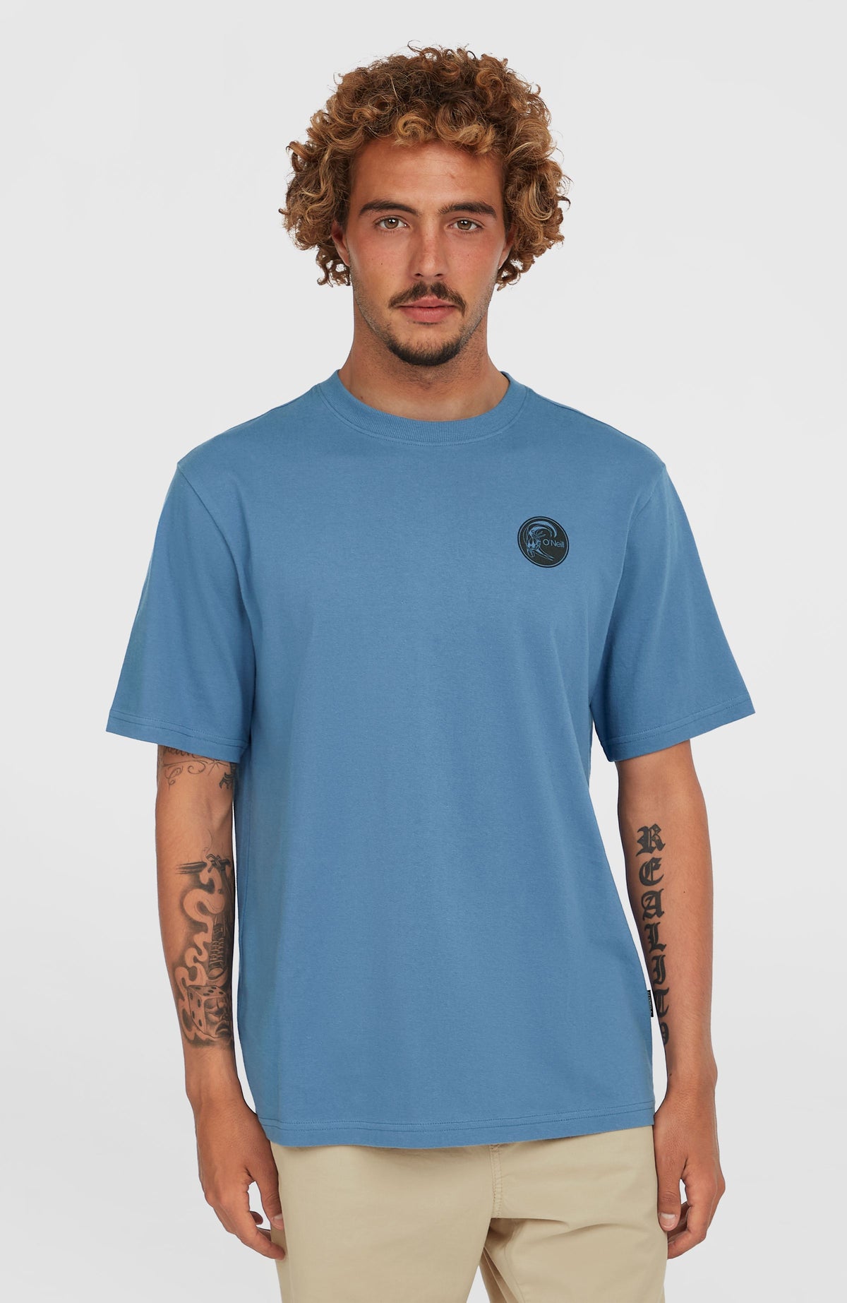 O'Neill O'Riginals Surf Shop T-Shirt für Herren, blau mit Grafik-Print in Schwarz, Vorderansicht am Model