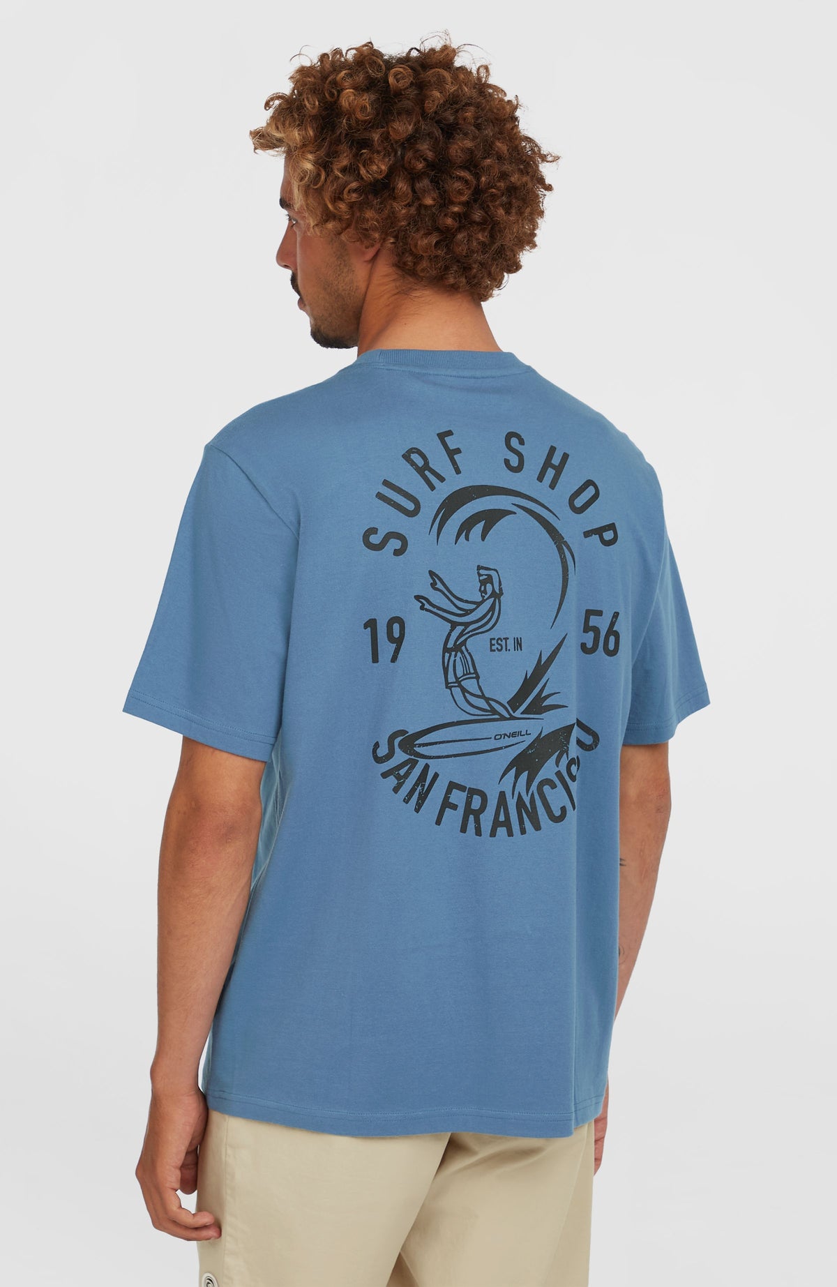 O'Riginals Surf Shop T-Shirt für Herren, blau mit Grafik-Print in Schwarz, gesamte Rückenansicht am Model
