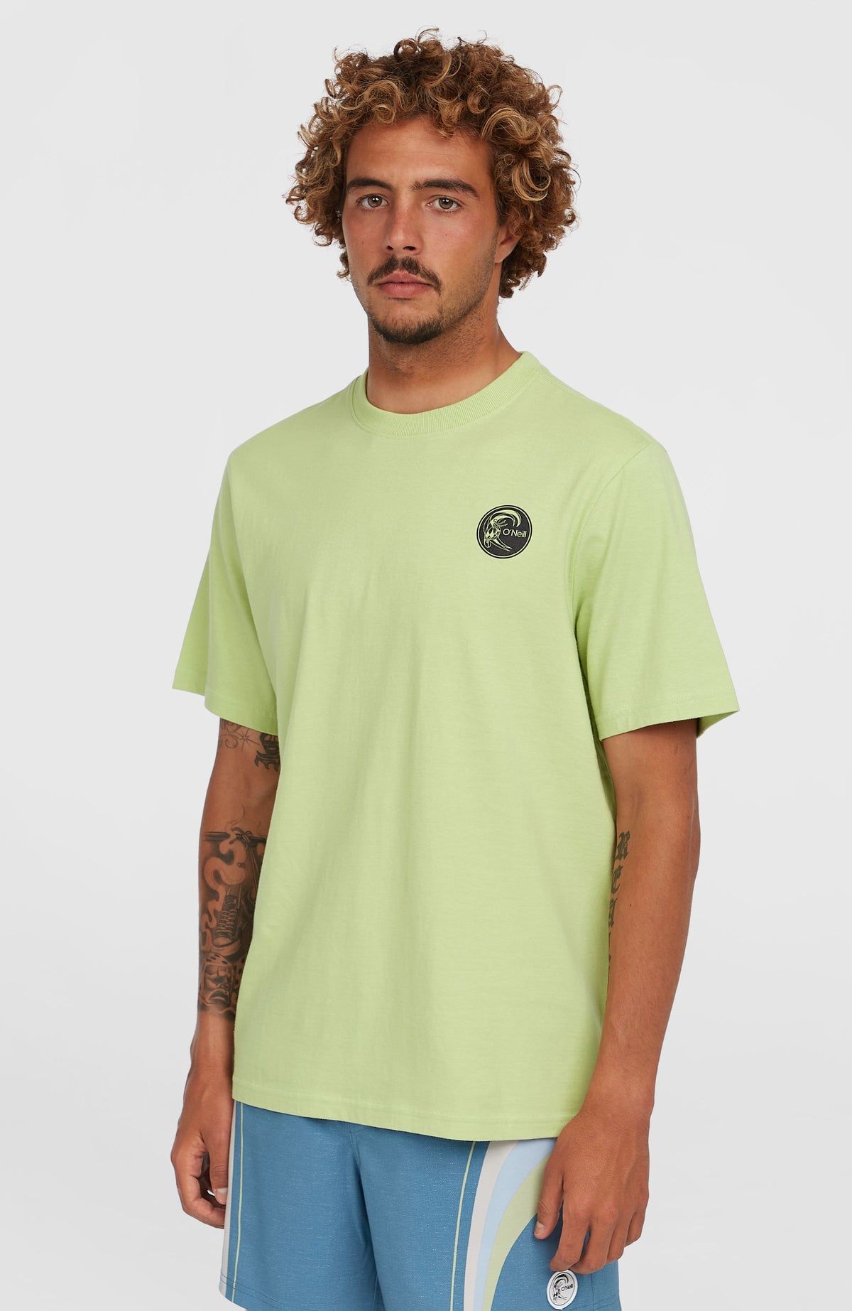 O'Neill O'Riginals Surf Shop T-Shirt für Herren, grün mit Grafik-Print in Schwarz, Vorderansicht am Model