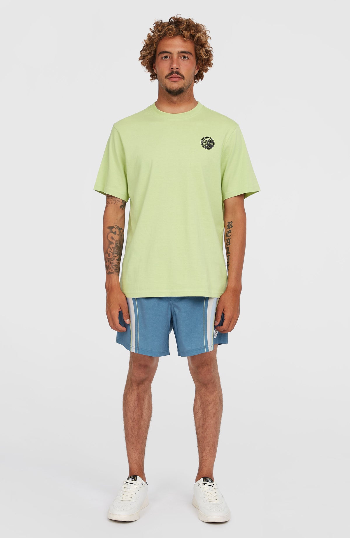 O'Riginals Surf Shop T-Shirt für Herren, grün mit Grafik-Print in Schwarz, Ganzkörperansicht von vorne am Model