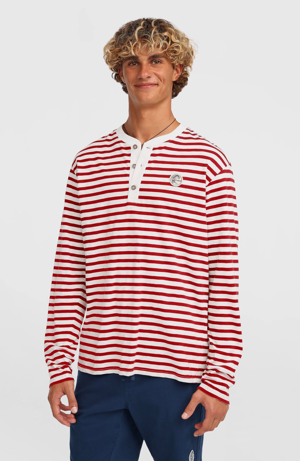 O'Neill O'Riginals Langarmshirt für Herren, weiß mit Streifenmuster in Rot, Vorderansicht am Model