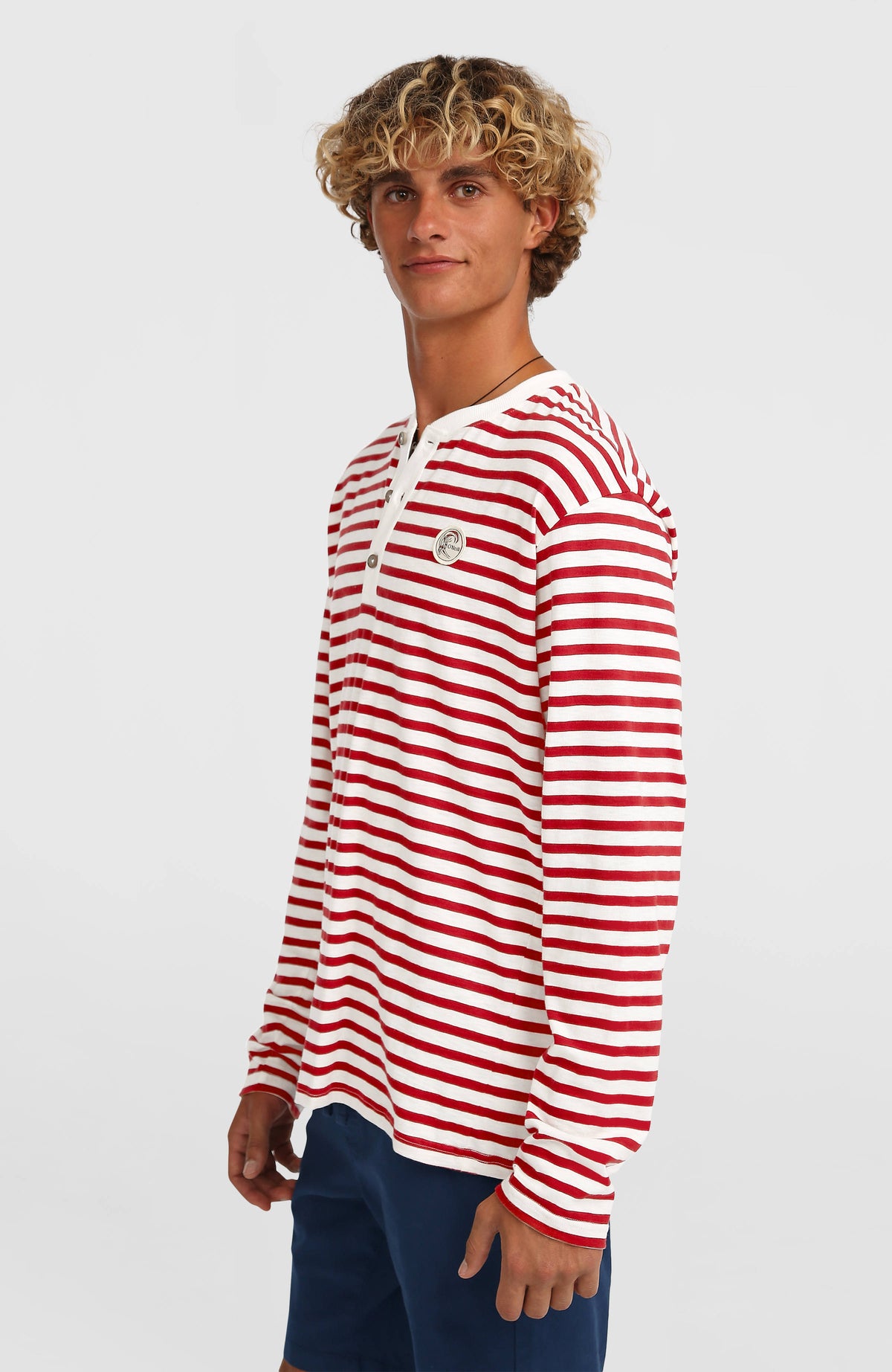 O'Riginals Langarmshirt für Herren, weiß mit Streifenmuster in Rot, Dreiviertelansicht von der Seite am Model