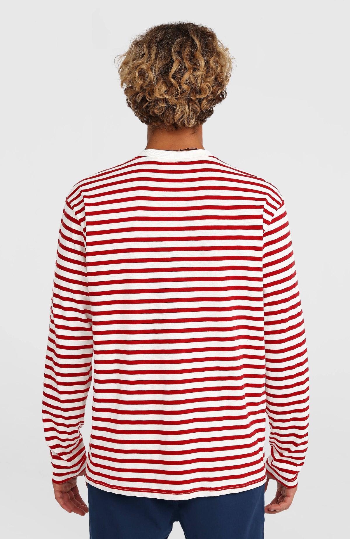 O'Riginals Langarmshirt für Herren, weiß mit Streifenmuster in Rot, klassische Rückansicht am Model