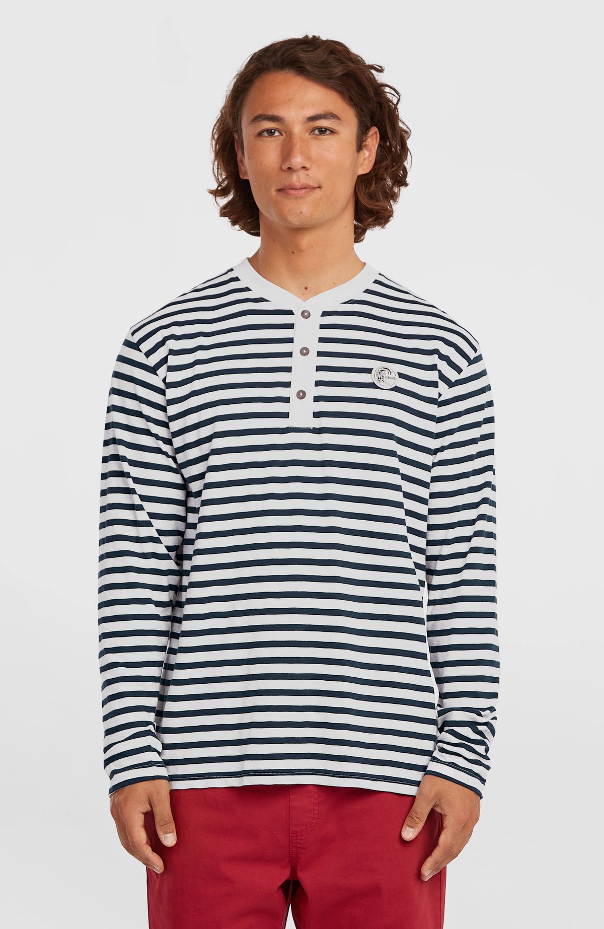 O'Neill O'Riginals Langarmshirt für Herren, blau mit Streifenmuster in Weiß, Vorderansicht am Model