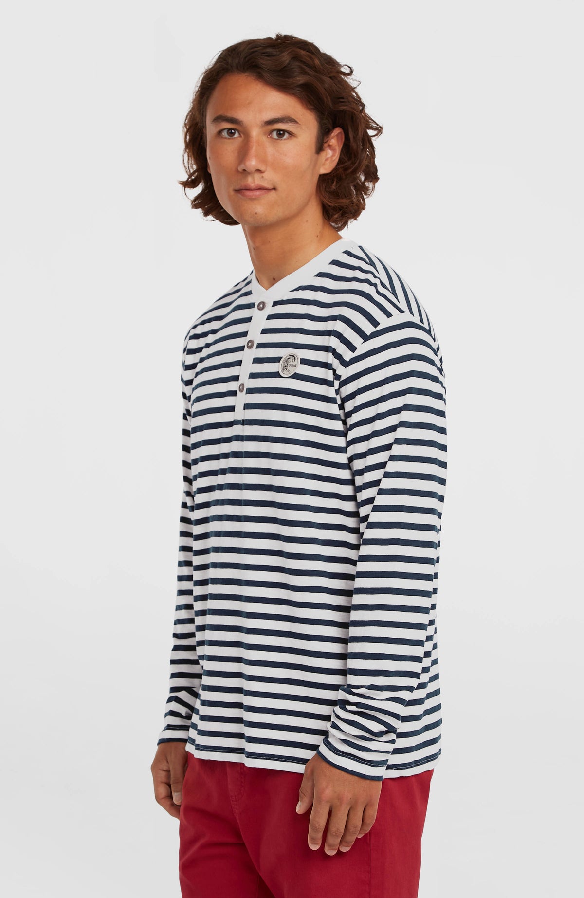 O'Riginals Langarmshirt für Herren, blau mit Streifenmuster in Weiß, Ansicht von schräg vorne am Model