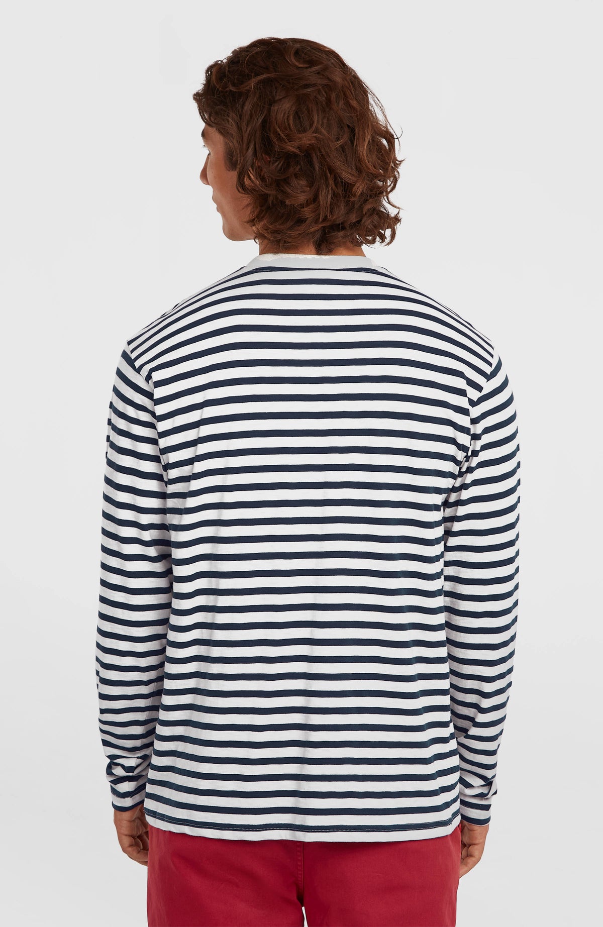 O'Riginals Langarmshirt für Herren, blau mit Streifenmuster in Weiß, Rückansicht mit langen Ärmeln am Model