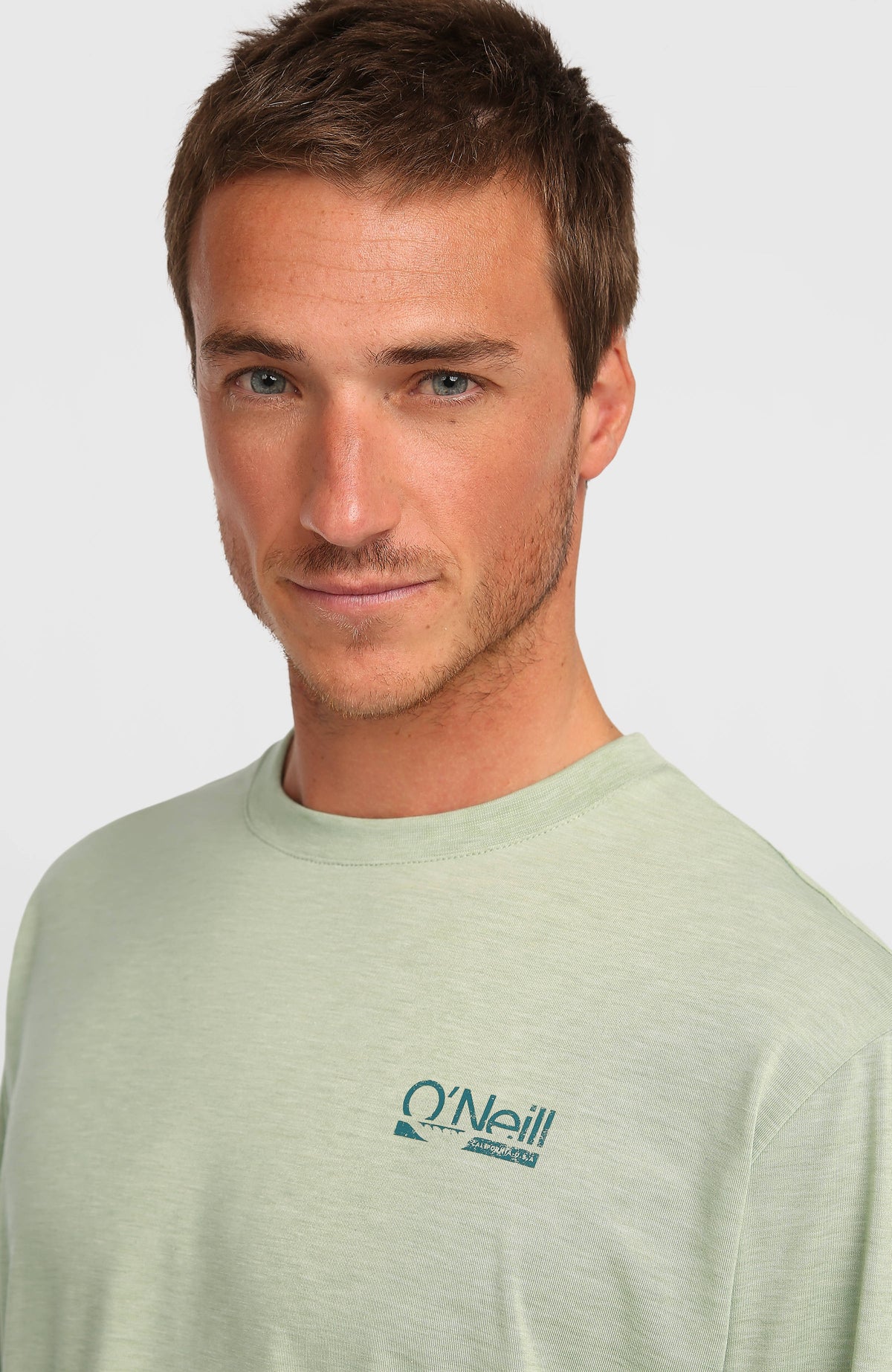 Hybrid Polygiene Langarmshirt für Herren, grün, Nahaufnahme von Rundhalsausschnitt und Logo-Print