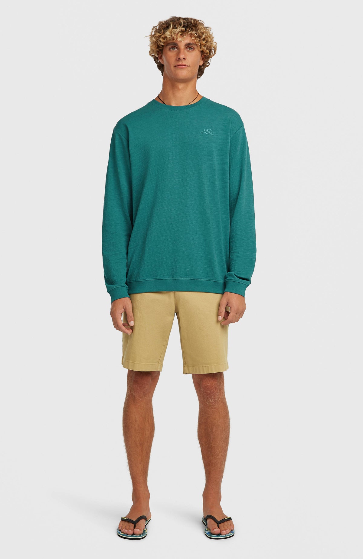 Slub Langarmshirt für Herren, grün, Ganzkörperansicht von vorne, getragen am Model