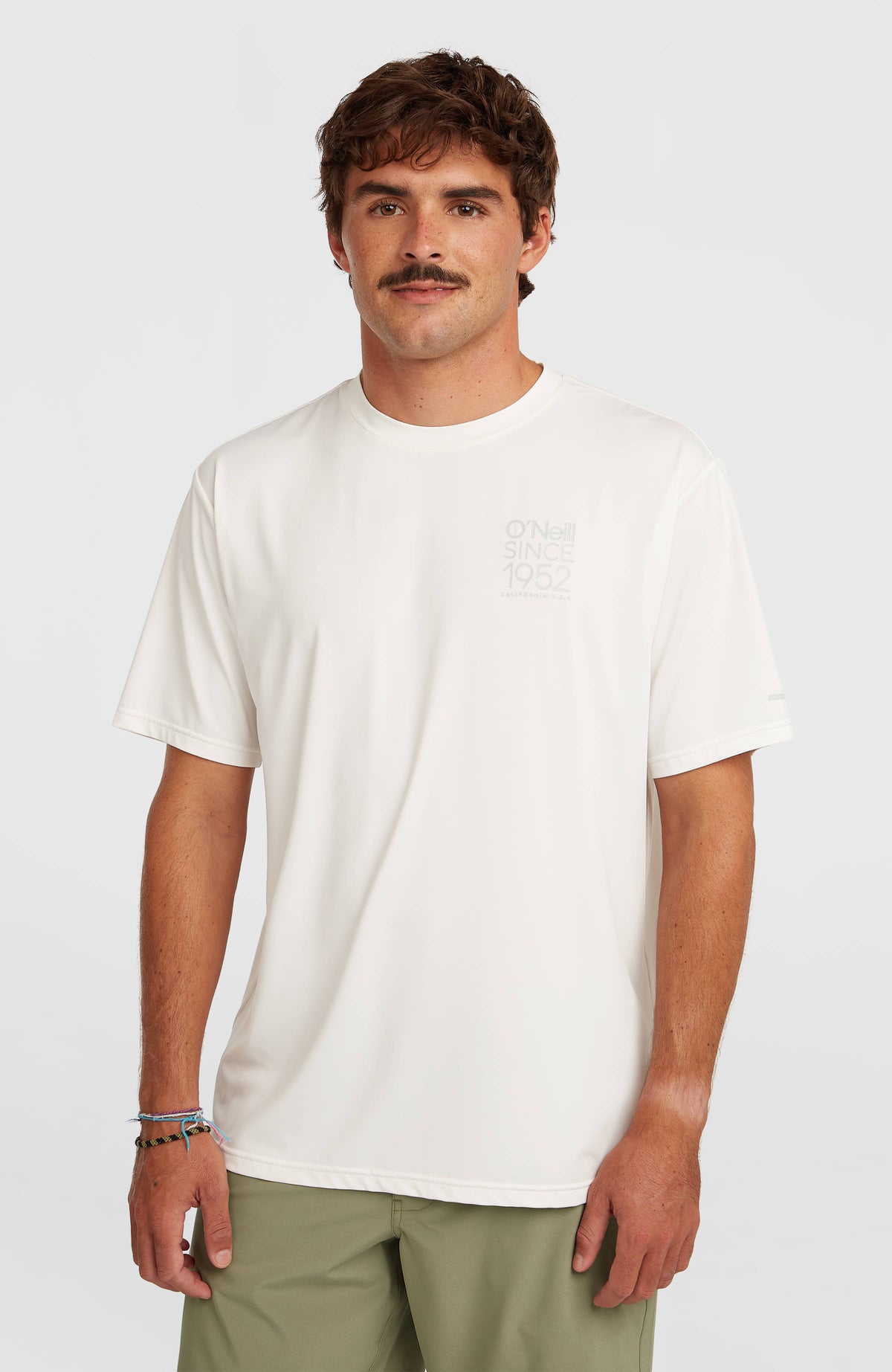 O'Neill Hybrid UPF 50+ Polygiene Back-Print T-Shirt für Herren, weiß mit Logo-Print in Grau, am Model von vorne