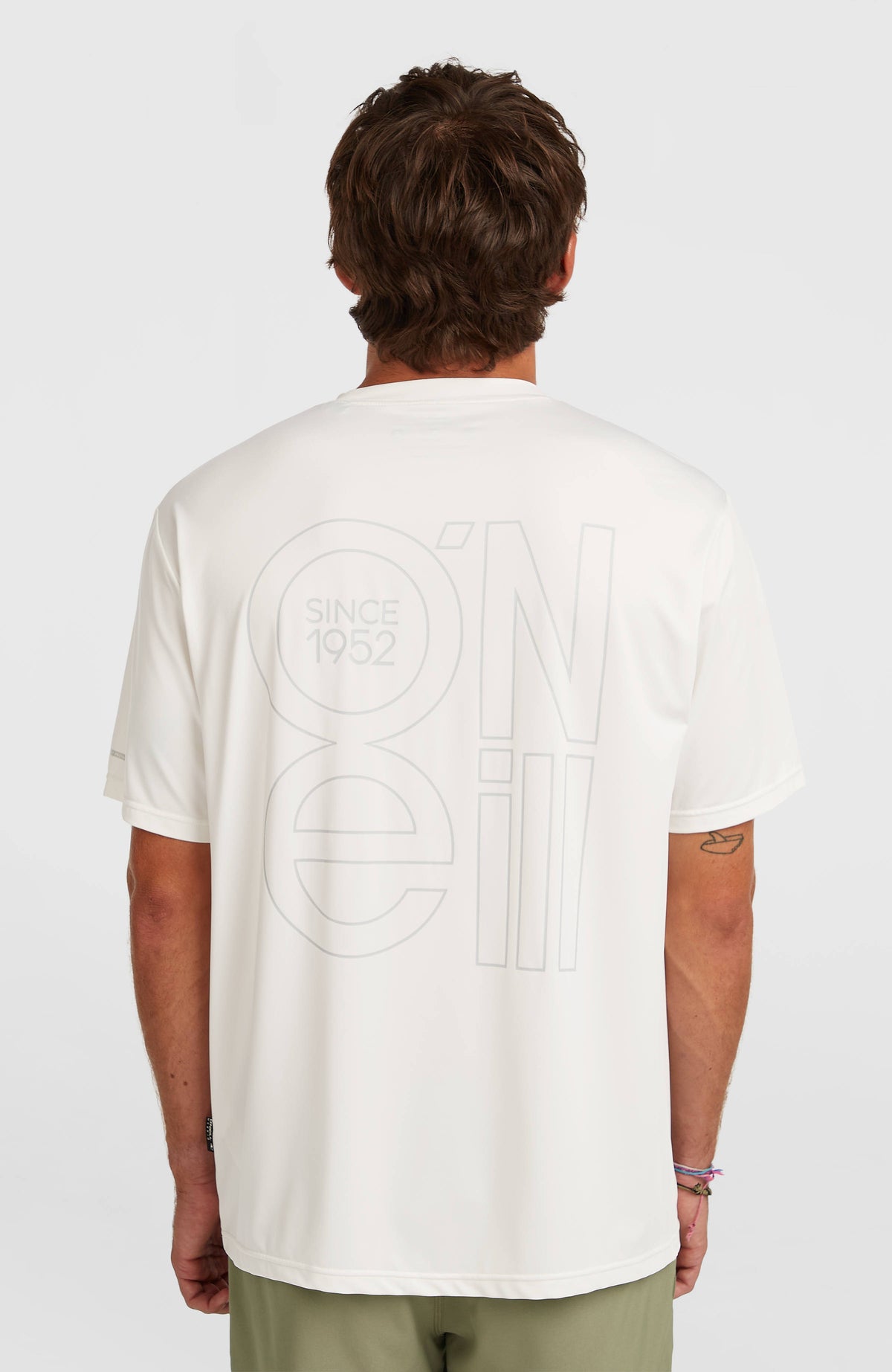 Hybrid UPF T-Shirt für Herren, weiß mit Logo-Print in Grau, Rückansicht am Model mit großem Rückenprint