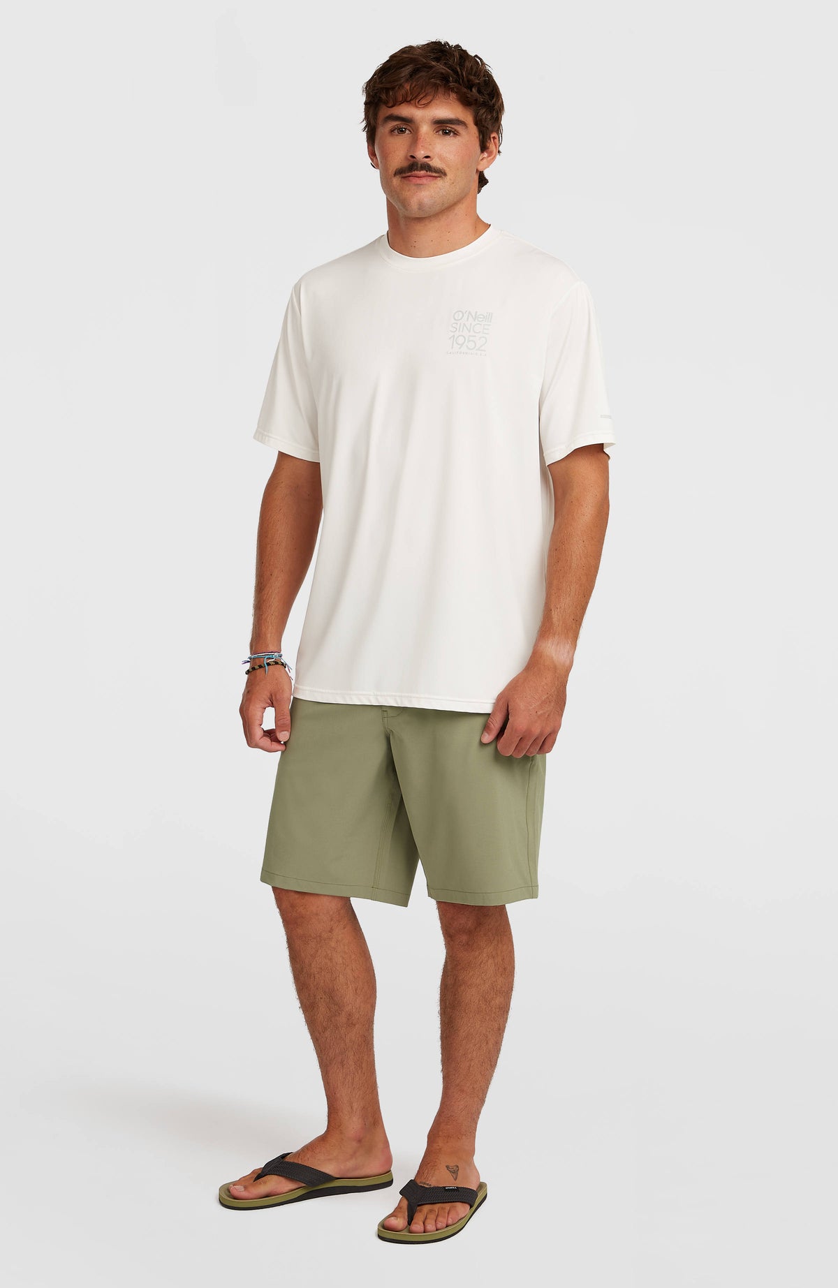 Hybrid UPF T-Shirt für Herren, weiß mit Logo-Print in Grau, Ganzkörperansicht am Model kombiniert mit Shorts