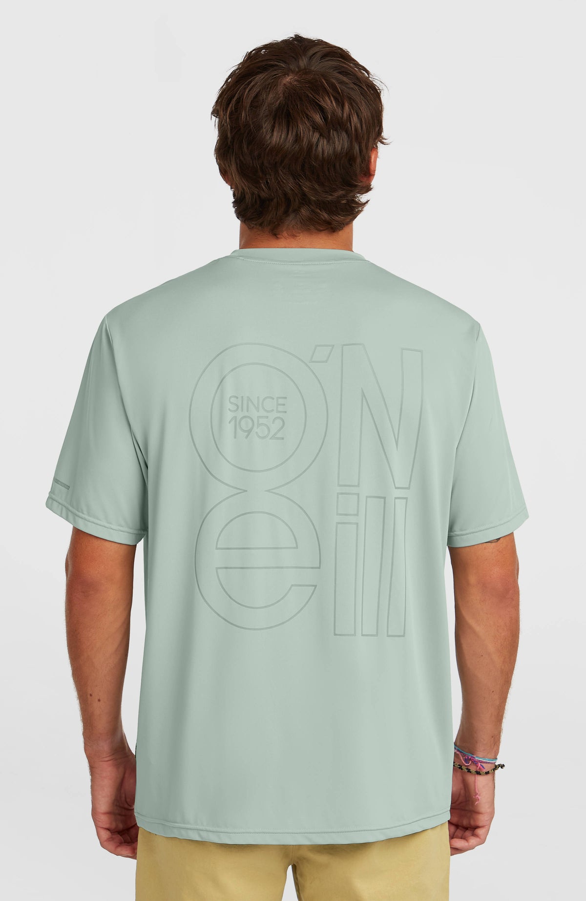 Grünes Hybrid UPF T-Shirt für Herren, Rückansicht am Model, mit großflächigem Logo-Print auf der Rückseite