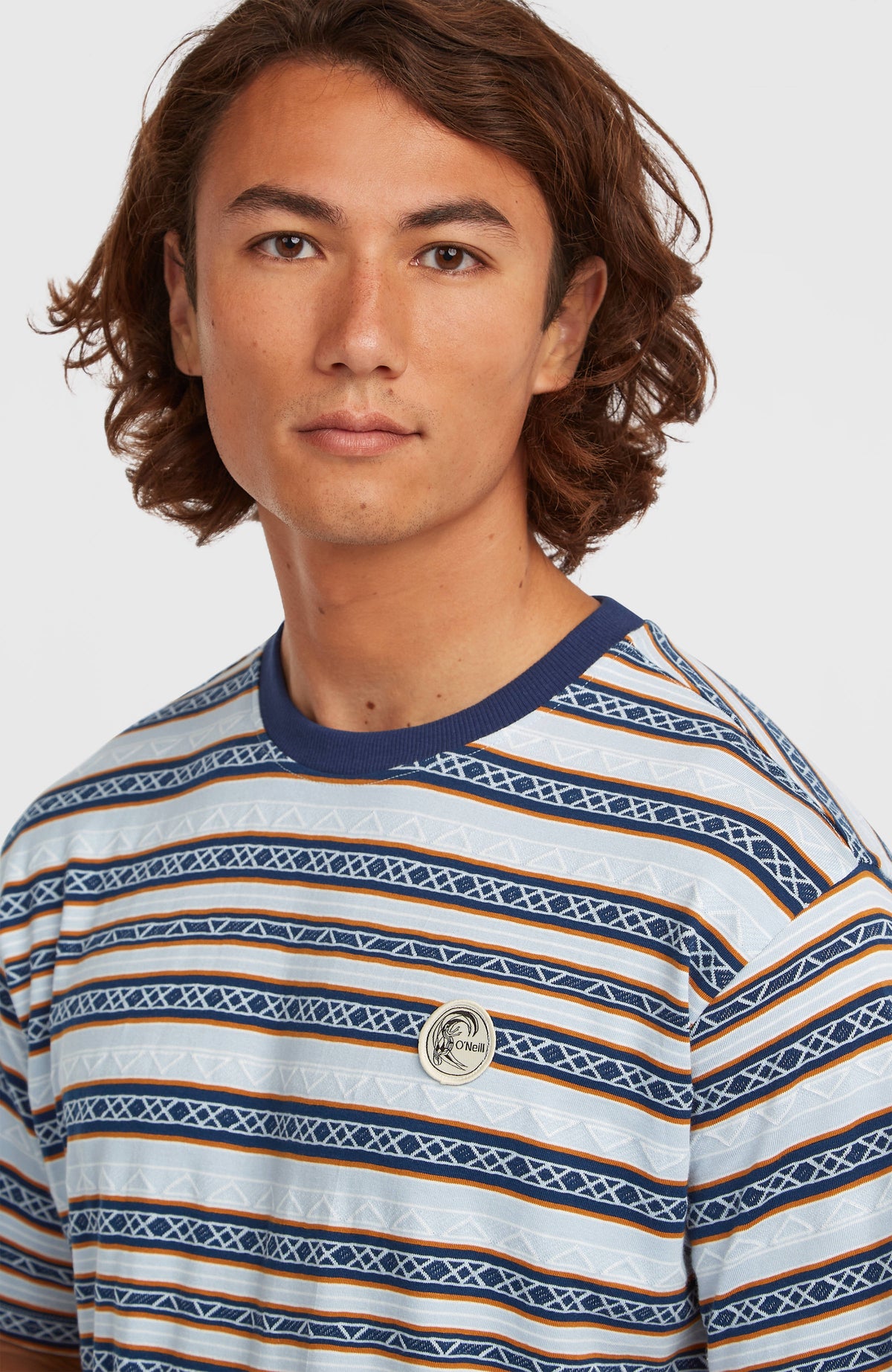 O'Riginals Stripe T-Shirt für Herren, blau mit Streifenmuster in Braun und Weiß, Nahaufnahme mit Logo-Patch
