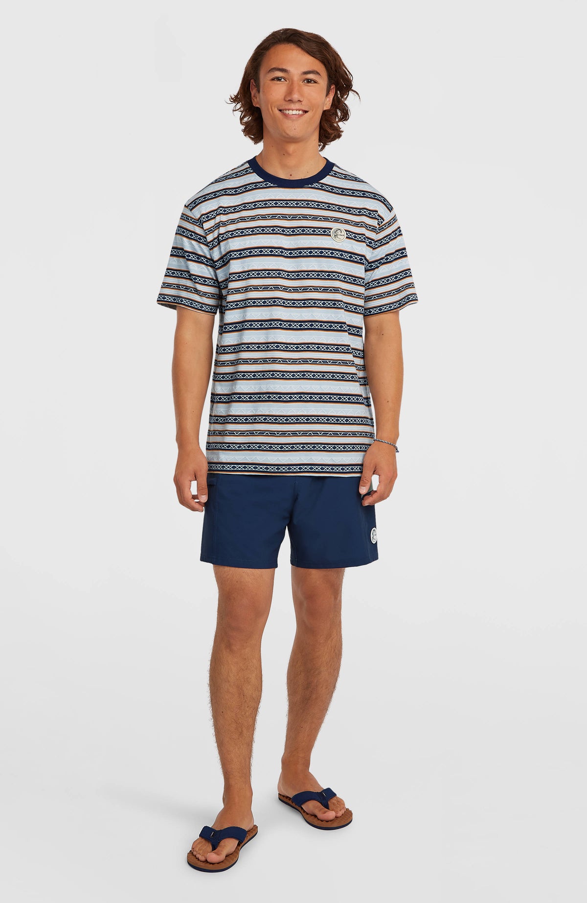 O'Riginals Stripe T-Shirt für Herren, blau mit Streifenmuster in Braun und Weiß, Ganzkörperansicht am Model