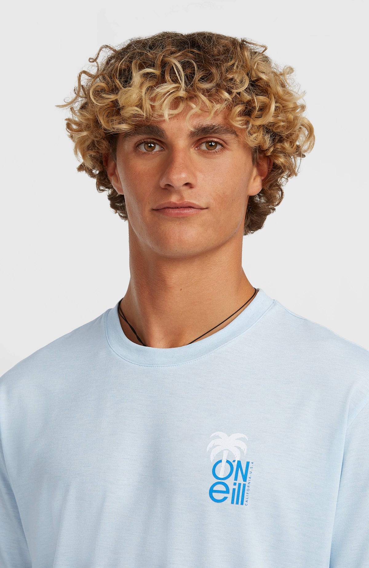 Nahaufnahme von Rundhalsausschnitt und Logo-Print des blauen Hybrid Polygiene Graphic T-Shirts am Model