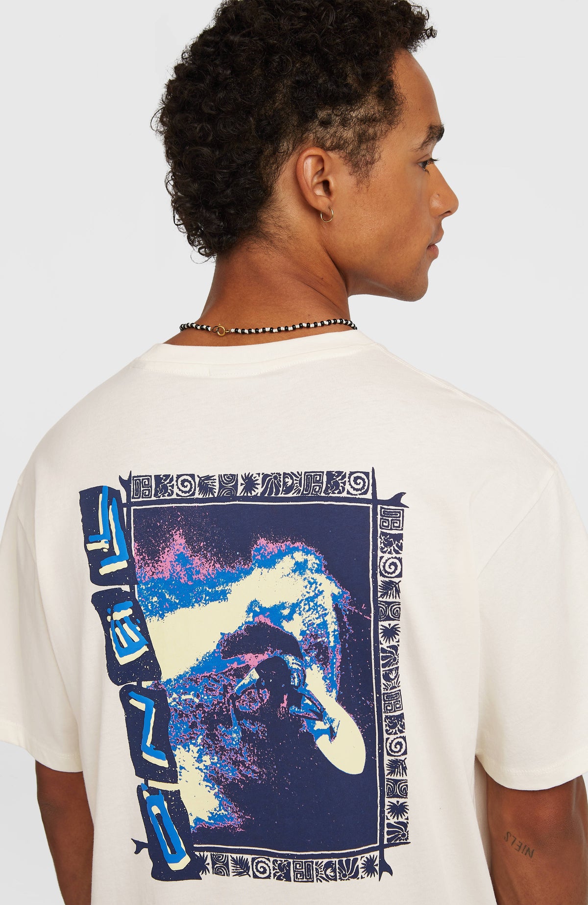 Photo Back Print T-Shirt, weiß mit Foto-Print in Blau, Nahaufnahme des Rückenprints am Model