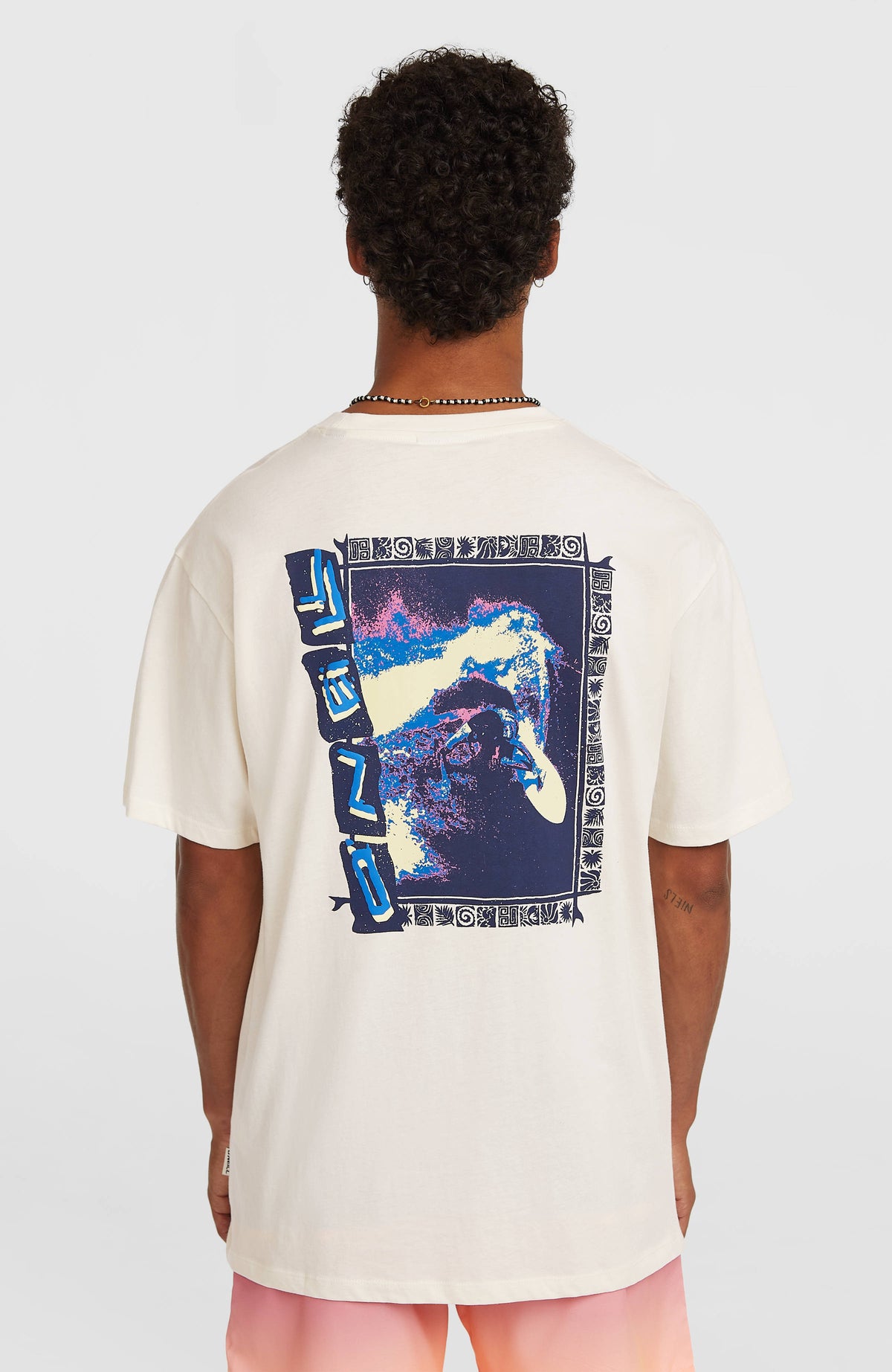 Photo Back Print T-Shirt für Herren, weiß mit Foto-Print in Blau, Rückansicht am Model