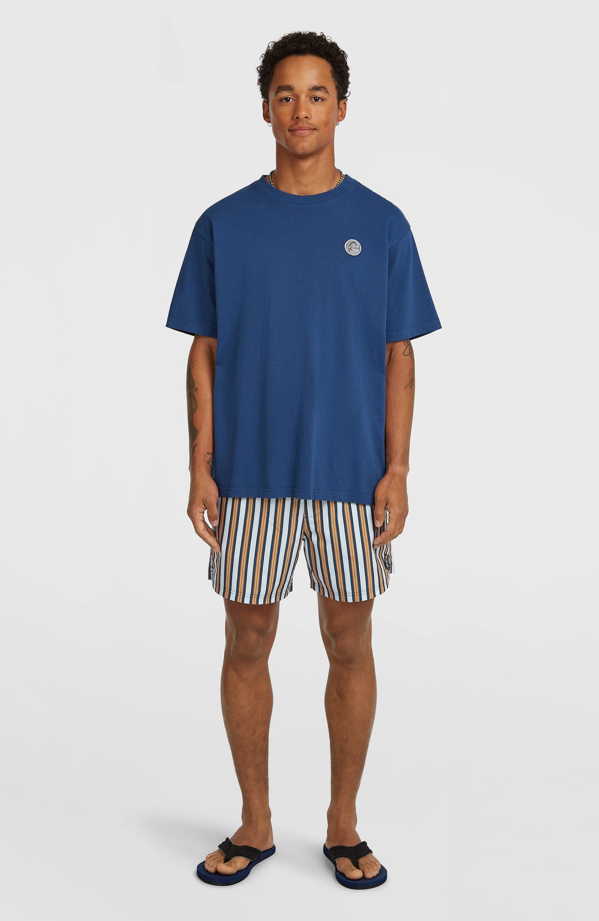 O'Riginals Vintage Graphic T-Shirt für Herren in Blau, Vorderansicht in Ganzkörperaufnahme getragen am Model
