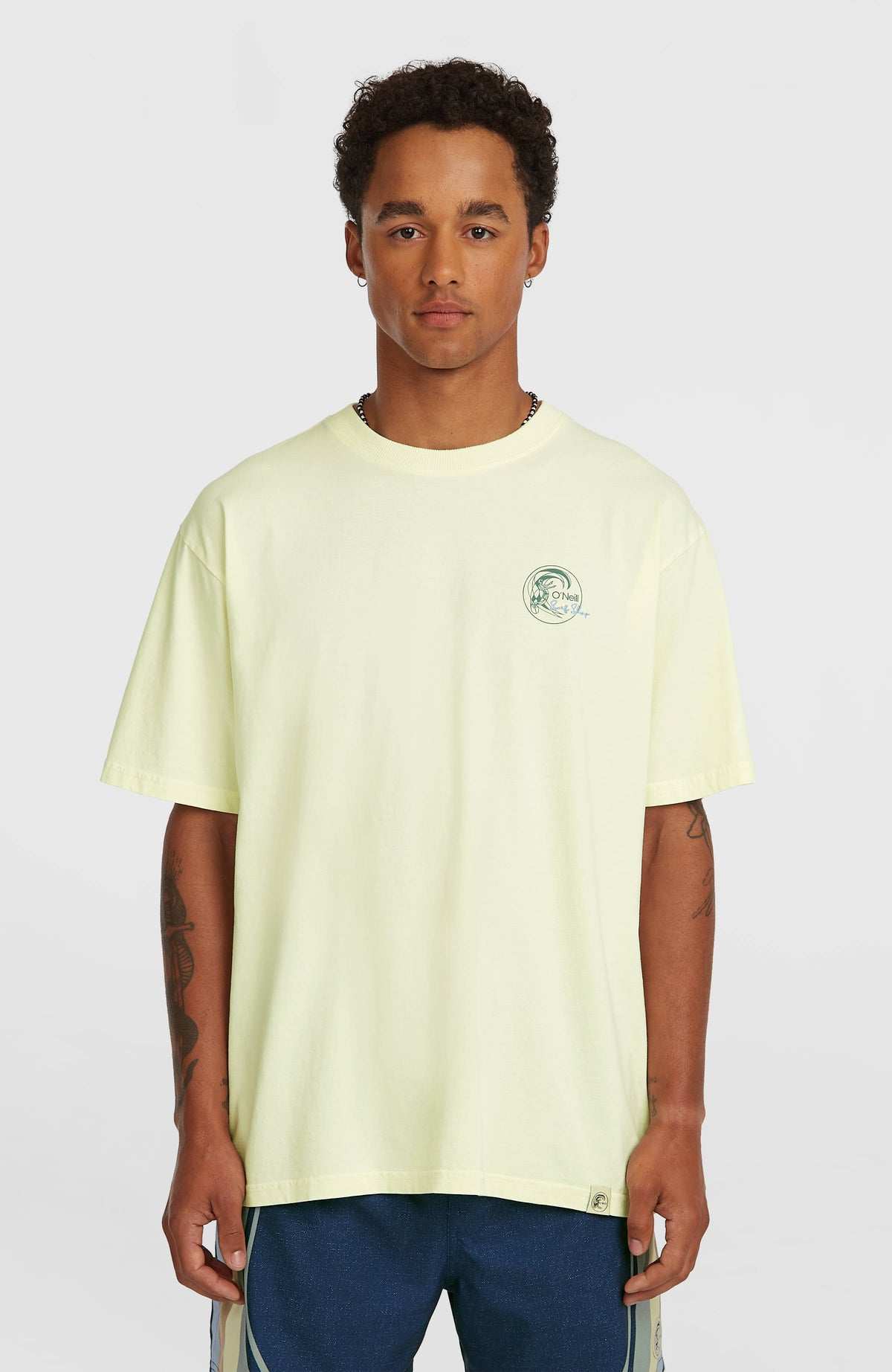O'Neill O'Riginals 70s Graphic T-Shirt für Herren, gelb mit Grafik-Print in Grün, Vorderansicht am Model