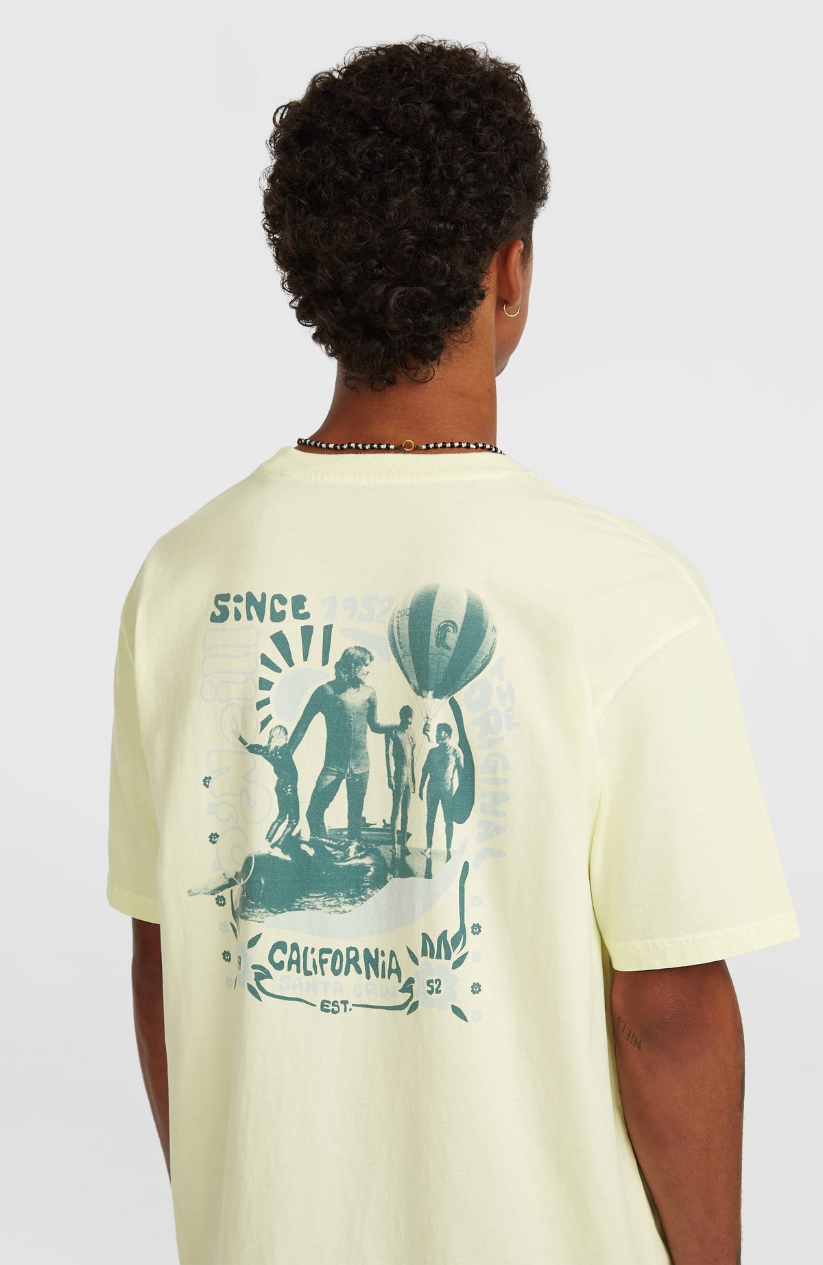 O'Riginals 70s Graphic T-Shirt für Herren, gelb mit Grafik-Print in Grün, Nahaufnahme der Rückseite am Model