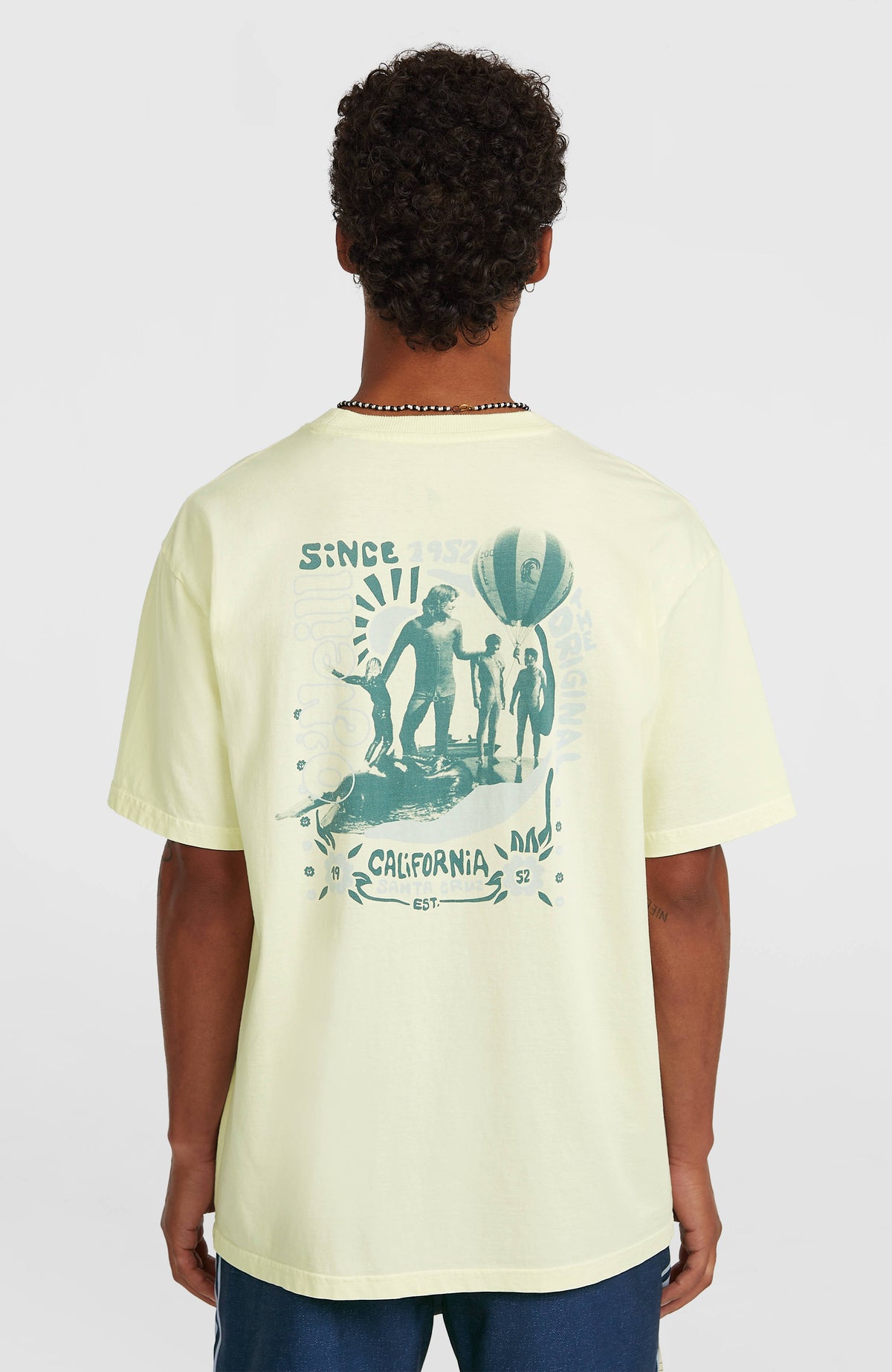 O'Riginals 70s Graphic T-Shirt für Herren, gelb mit Grafik-Print in Grün, vollständige Rückansicht am Model