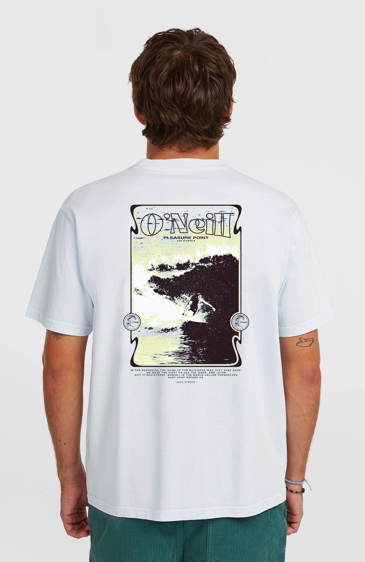 O'Riginals 70s Graphic T-Shirt für Herren, blau mit Grafik-Print in Schwarz und Gelb, Rückansicht am Model