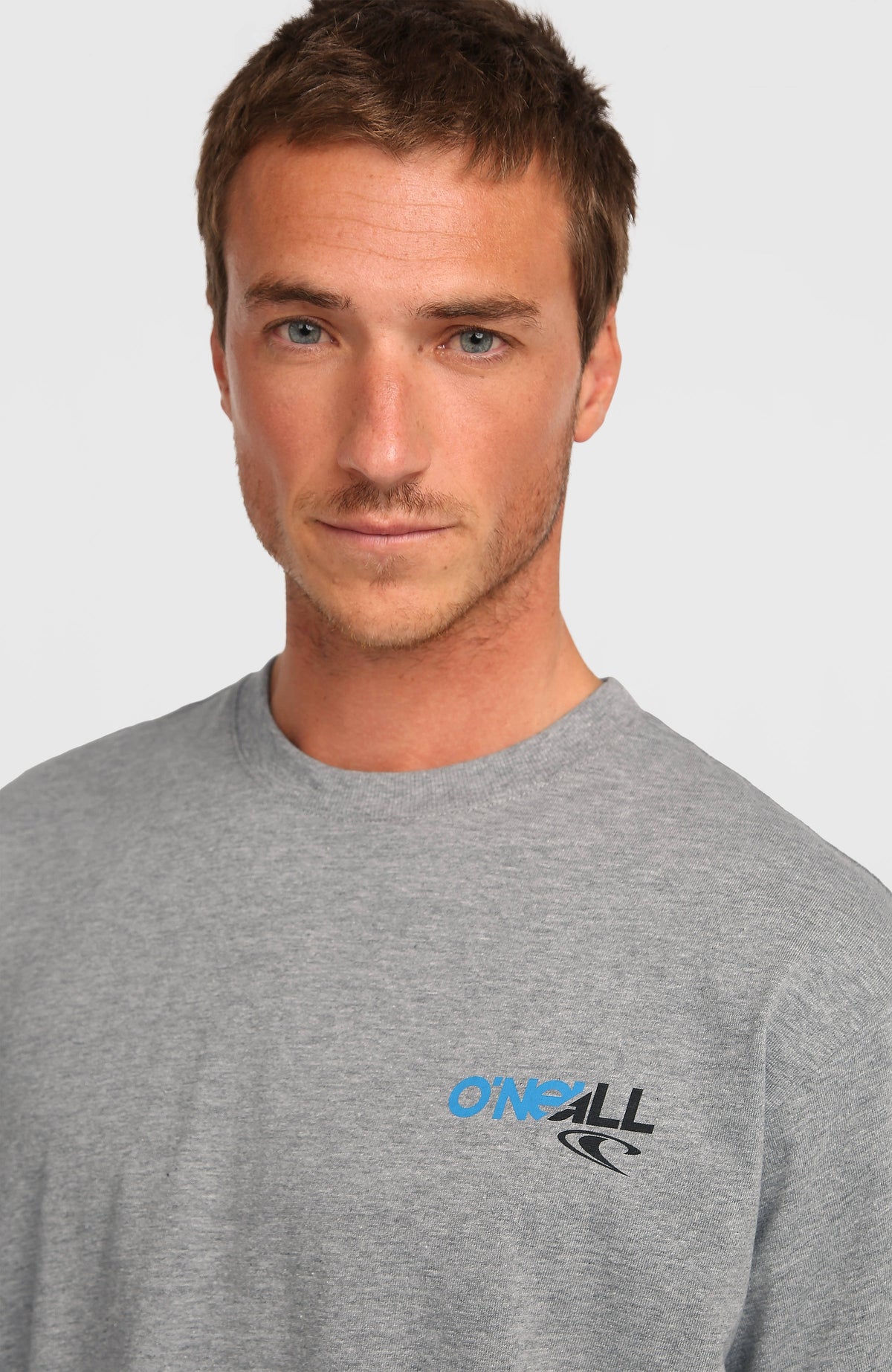 Essentials 90s Graphic T-Shirt für Herren, grau, Nahaufnahme von Rundhalsausschnitt und Logo-Print am Model