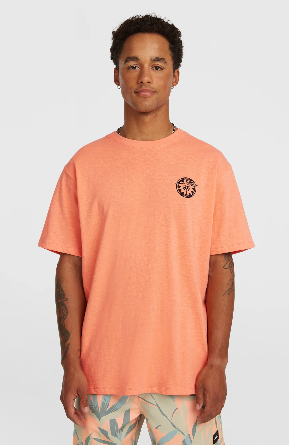 O'Neill Slub Back-Print T-Shirt für Herren, orange mit Grafik-Print in Schwarz und Beige, Vorderansicht am Model