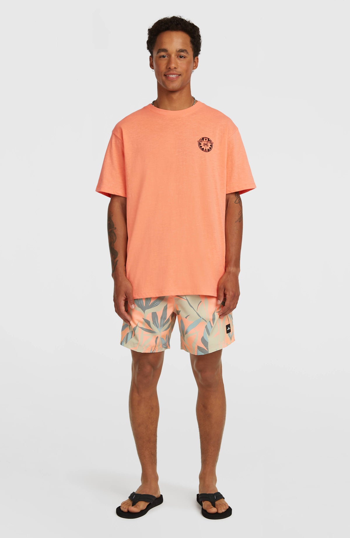 Slub Back-Print T-Shirt für Herren, orange mit Grafik-Print in Schwarz und Beige, Ganzkörperansicht von vorne am Model