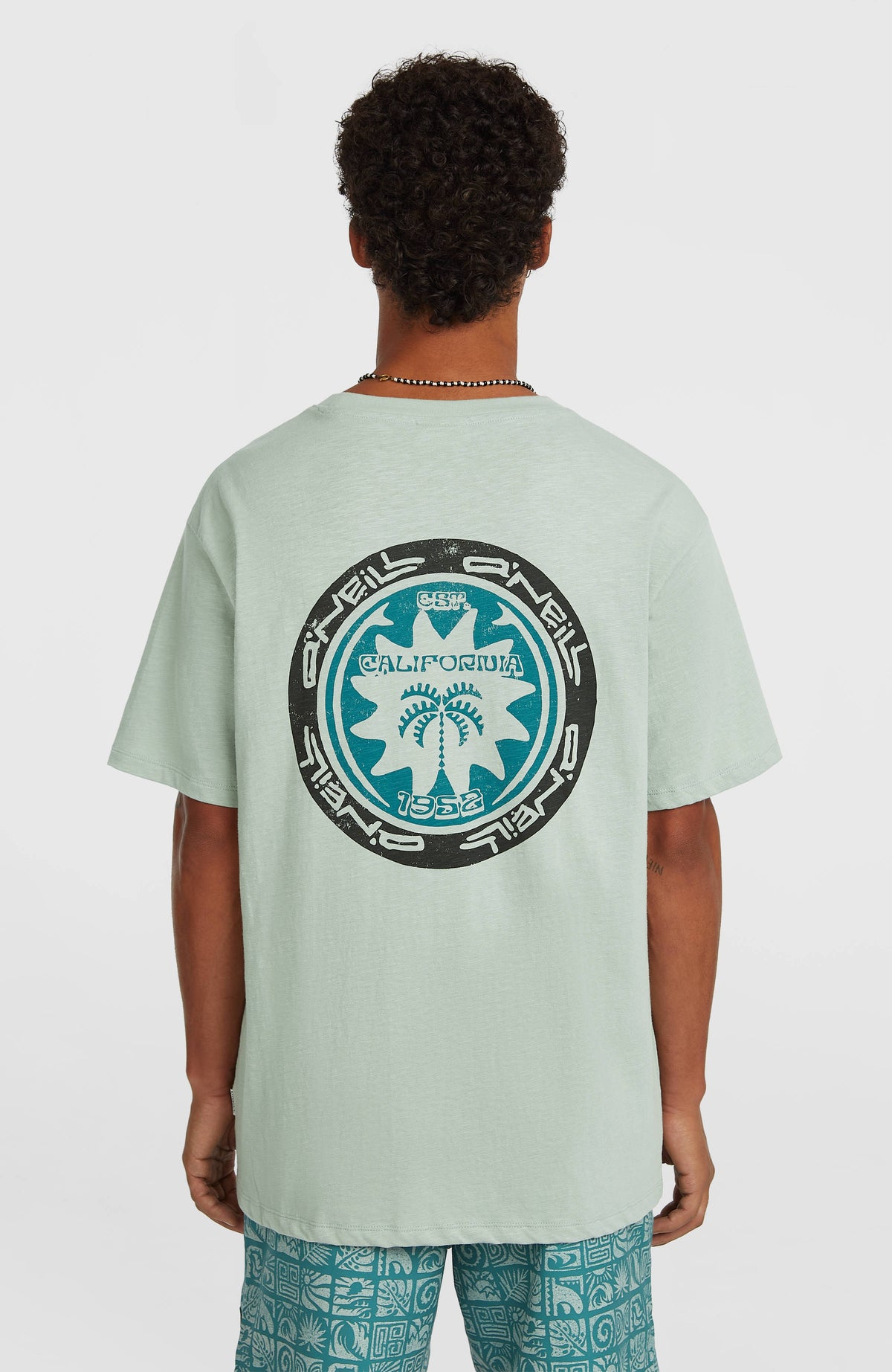 Slub Back-Print T-Shirt für Herren, grün mit Logo-Print in Schwarz und Türkis, Rückansicht am Model