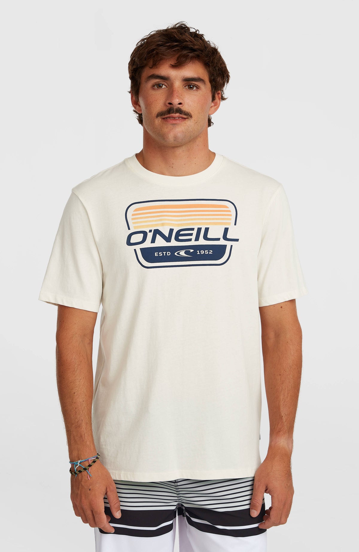 O'Neill Graphic T-Shirt für Herren, weiß mit Logo-Print in Blau und Orange, getragen am Model, Vorderansicht