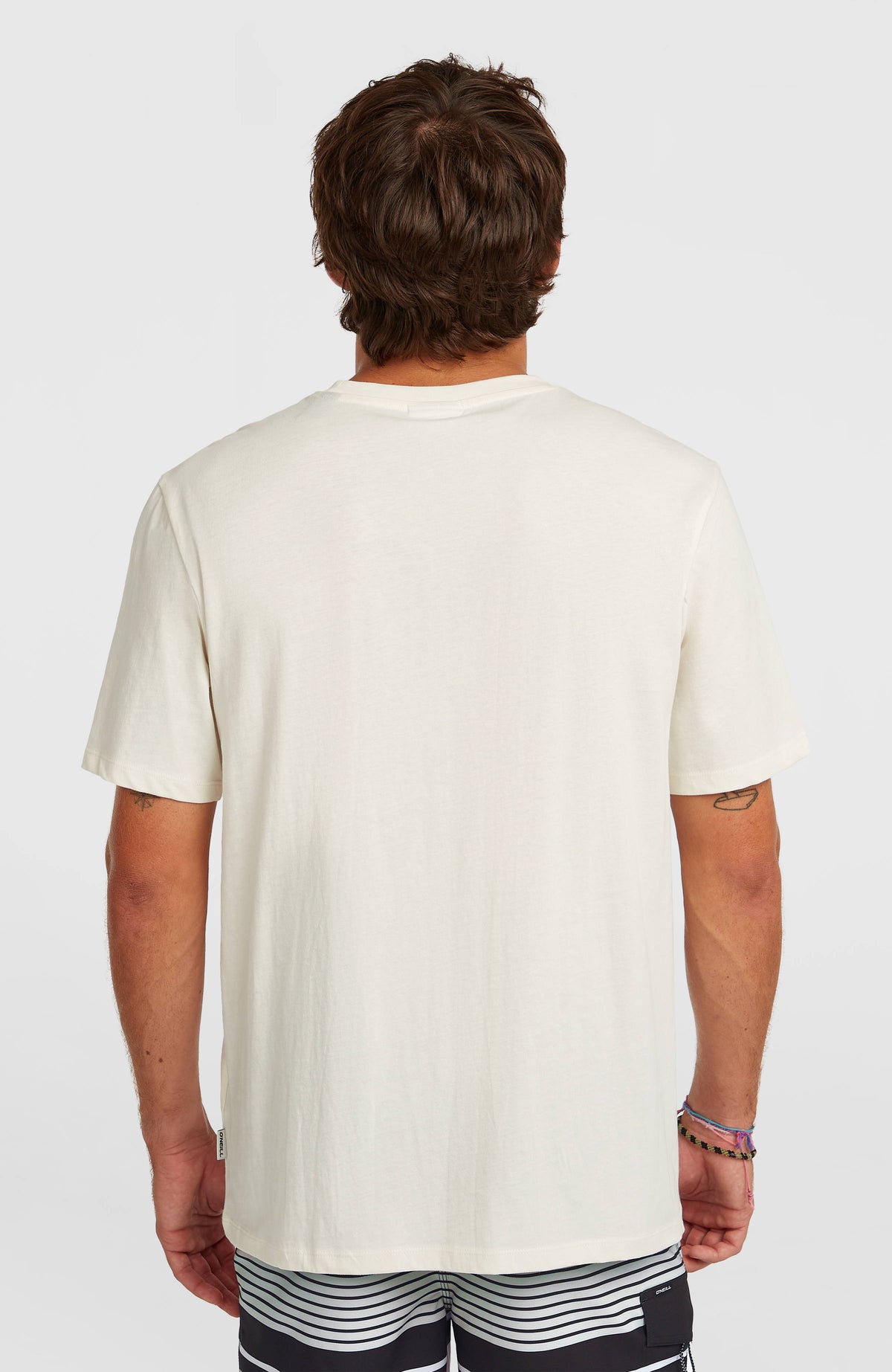 Graphic T-Shirt für Herren, weiß mit Logo-Print in Blau und Orange, Rückansicht am Model mit Logo-Label am Saum